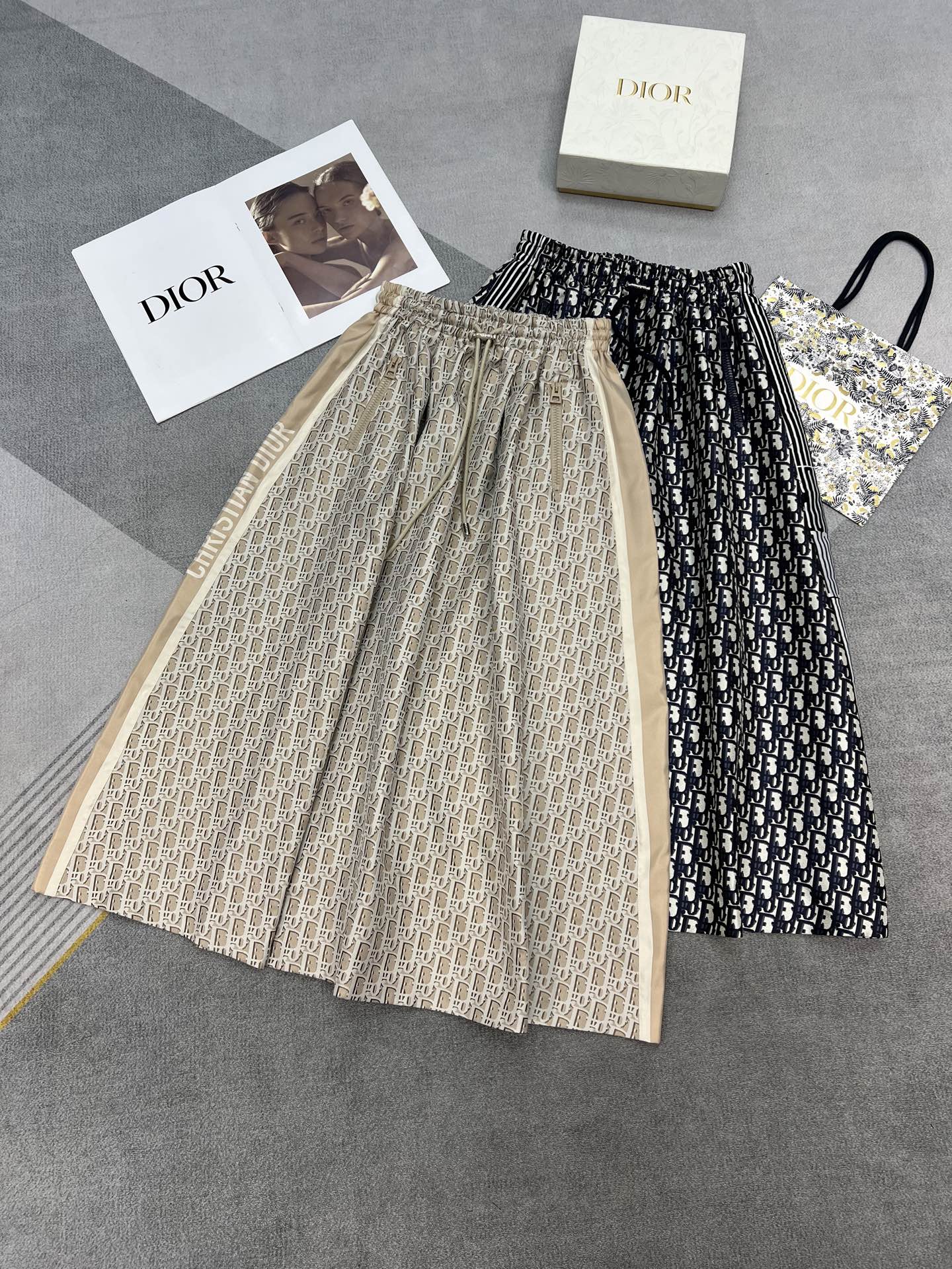 NO:329872,High-quality Dio*/25SS new large skirt skirt/classic jacquard fabric/elastic belt/double insert bag design/stylish and elegant/two-color three-code SML,,dior, skirts,alexander wang19860909高品质Dio*/25SS新款大裙摆半裙/经典提花面料/松紧腰带/双插袋设计/时尚大方/两色三码SML,,dior,skirts,alexander wang,Women's clothing