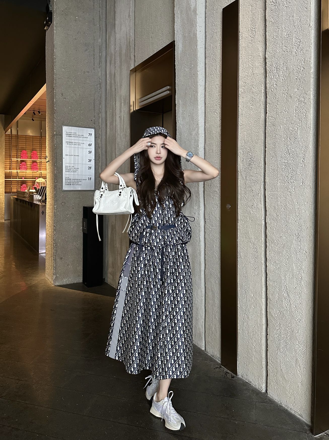 NO:329898,Top skirt high quality Dio*/25SS new sleeveless vest hooded top/classic jacquard fabric/front matching decorative buttons/double insert bag design/fashionable/monochrome three-code SML,,dior,skirts,hats,alexander wang19860909上衣半裙高品质Dio*/25SS新款无袖马甲连帽上衣/经典提花面料/前方搭配装饰扣子/双插袋设计/时尚大方/单色三码 SML,,dior,skirts,hats,alexander wang,Women's clothing