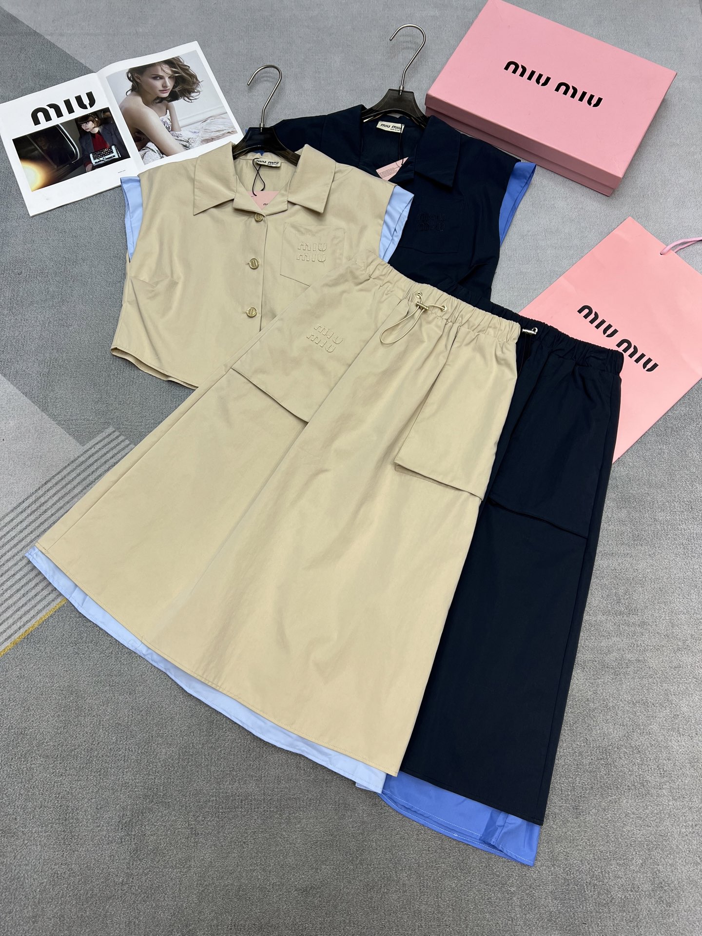 NO:329892,High-quality MiuMiu2025 summer new suit, lapel short top with LOGO contrasting color splicing design, paired with elastic waist work skirt casual trend, 2 colors SML, miumiu, skirts, alexander wang19860909高品质MiuMiu2025夏装新款套装,翻领短上衣胸前刺绣LOGO撞色拼接设计,搭配松紧腰工装半身裙休闲潮流,2色SML,,miumiu,skirts,alexander wang,Women's clothing