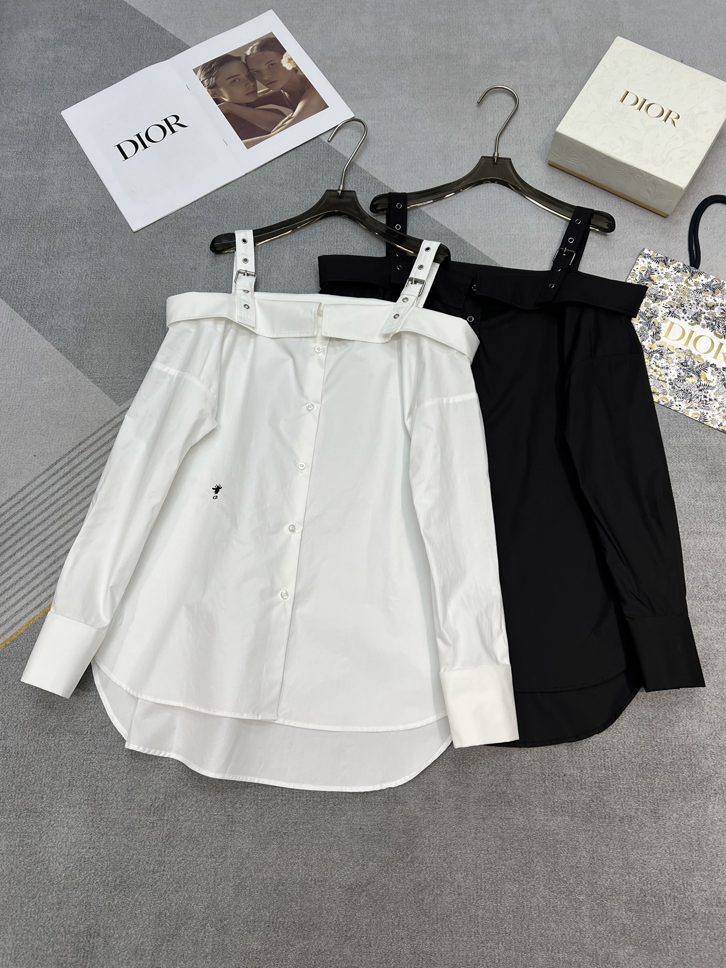 NO:328907,High-quality di*r early spring series high-end off-shoulder suspender shirt looks expensive and casual style Customized hardware accessories/laser letter buttons Use solid color cotton shirt fabric Full of details Classic black and white 2 colors SML,,alexander wang19860909高品质di*r 早春系列 高级的露肩吊带衬衣 看着贵气又带点休闲的风格 定制五金辅料/激光字母纽扣 采用纯色棉质衬衣面料 细节满满 经典黑白2色 SML,,alexander wang,Women's clothing