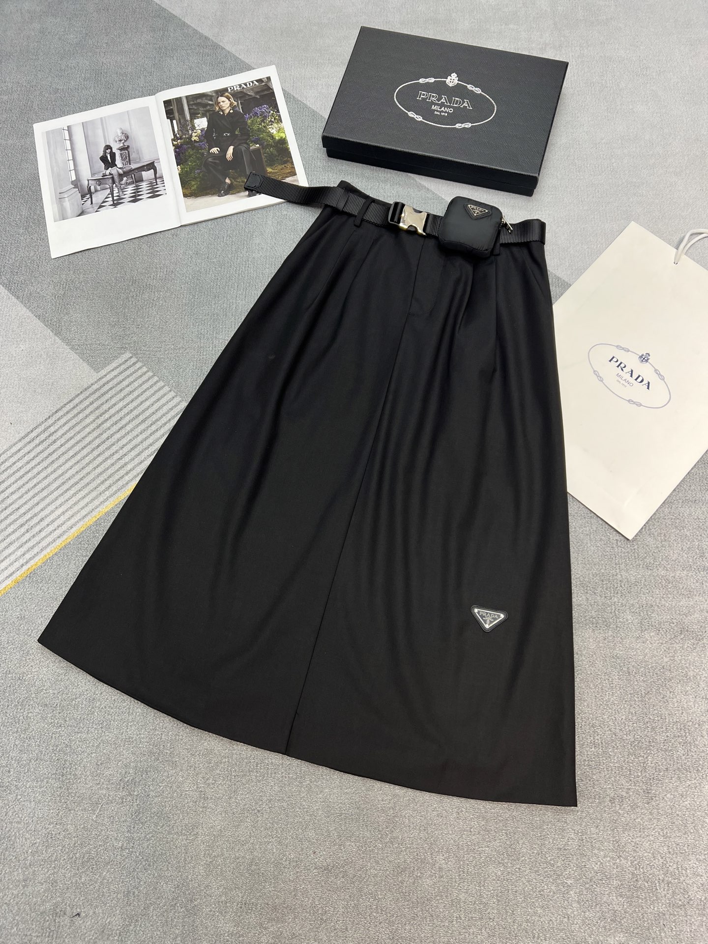 NO:328912,High-quality DRADA spring and summer new style suit bag belt skirt A-line rear slit design classic triangle decoration black SML, skirts, business suit, alexander wang19860909高品质DRADA春夏新款西装包包腰带半身裙A字后开叉设计经典三角牌装饰黑色SML,,skirts,business suit,alexander wang,Women's clothing
