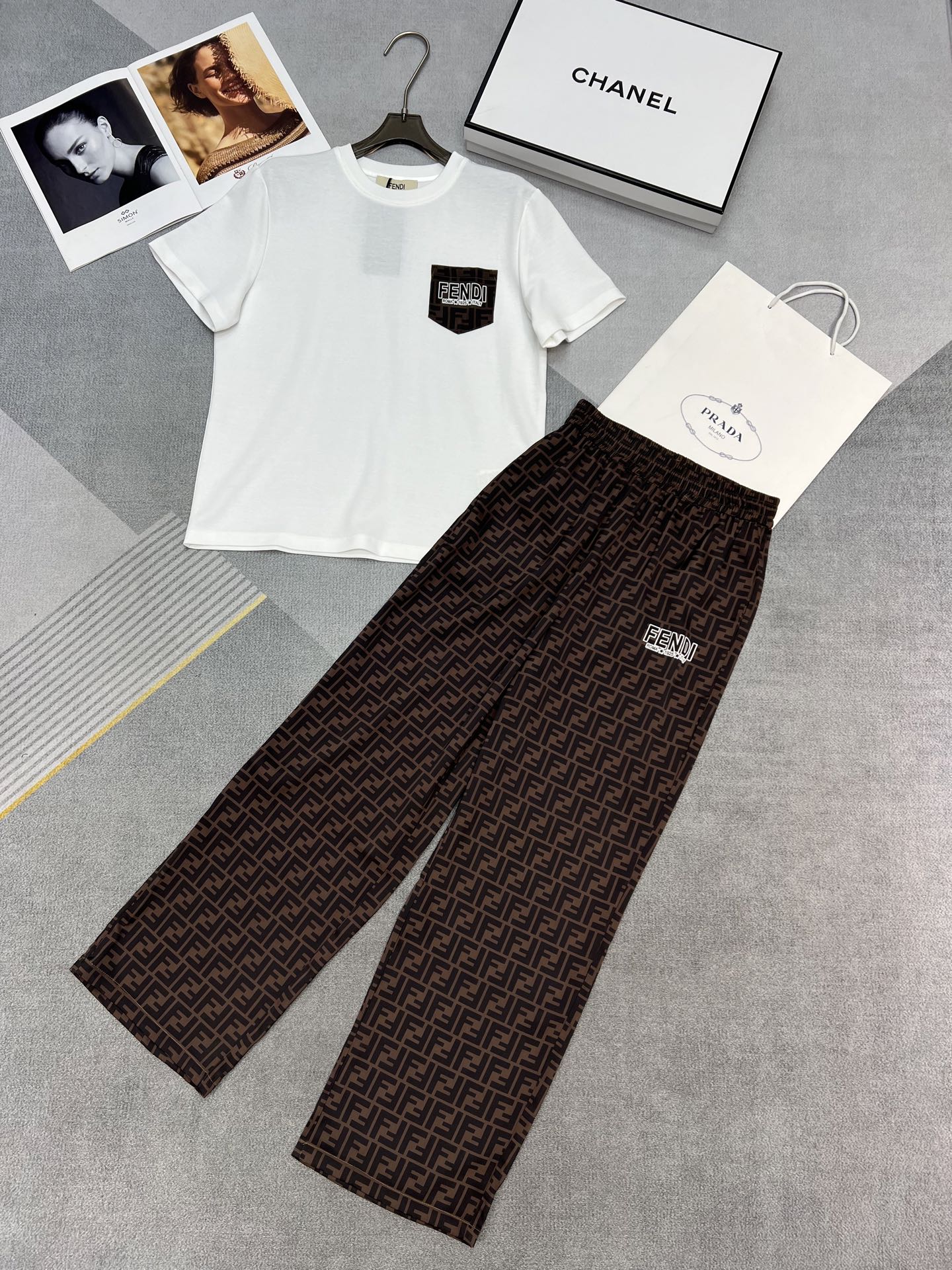 NO:328915,High-quality FENDI spring and summer new small neckline round neck positioning printed pocket T-shirt trousers set classic presbyopia FF letter printing SML, fendi,tees, t-shirt,alexander wang19860909高品质FENDI春夏新款小领口圆领定位印花口袋T恤长裤套装经典老花FF字母印花SML,,fendi,tees，t-shirt,alexander wang,Women's clothing