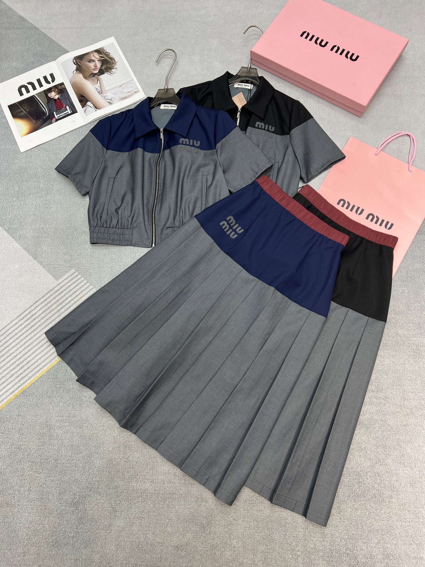 NO:329874,High-quality MiuMi*/25SS new lapel short-sleeved top pleated skirt contrasting color set/letter patch embroidery decoration/striped thread waist/style super positive/two-color three-code SML,,miumiu, skirts, T-shirt, alexander wang19860909高品质MiuMi*/25SS新款翻领短袖上衣压褶半身裙撞色套装/字母贴布绣装饰/条纹螺纹腰围/版型超正/两色三码SML,,miumiu,skirts,T-shirt,alexander wang,Women's clothing