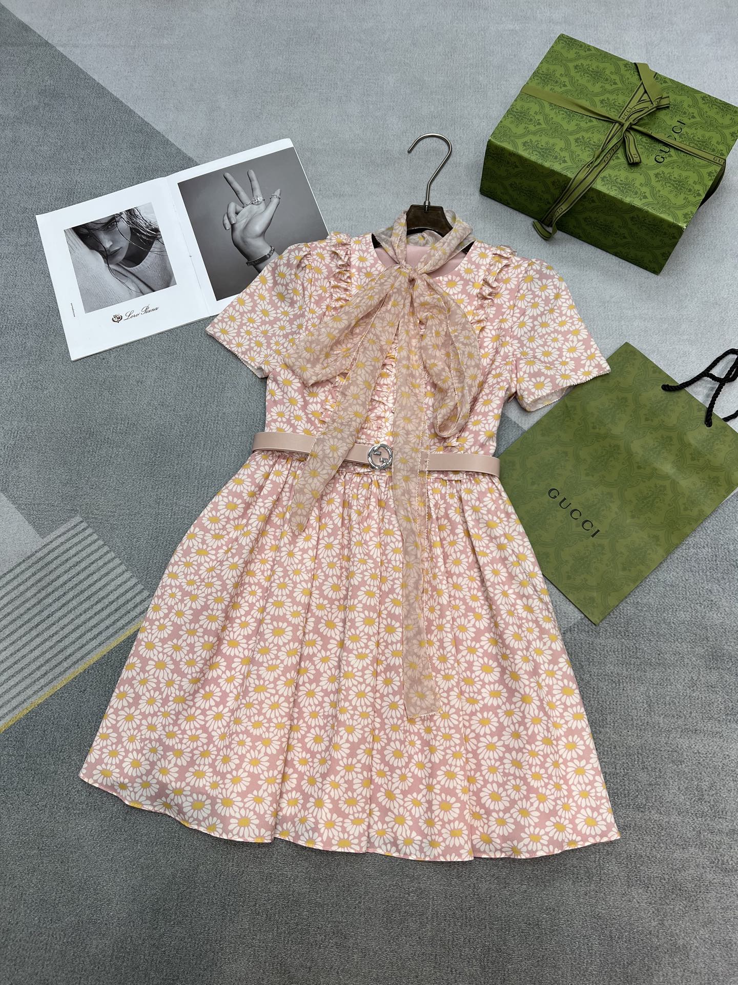 NO:328927,High-quality G*cci Spring and Summer Series Super beautiful spring daisies Full of printed patterns Sweet and cute pair of silky foliage embellishments Three-dimensional puff sleeves Flowing bow tie ribbon Delivery belt Don't miss a little sweet girl SML,,alexander wang19860909高品质G*cci 春夏系列 超美的春日小雏菊 满满地印花图案 甜美可爱的对丝荷叶边点缀 立体泡泡袖 飘逸的领结丝带 配送腰带 小个子甜妹千万别错过 SML,,alexander wang,Women's clothing