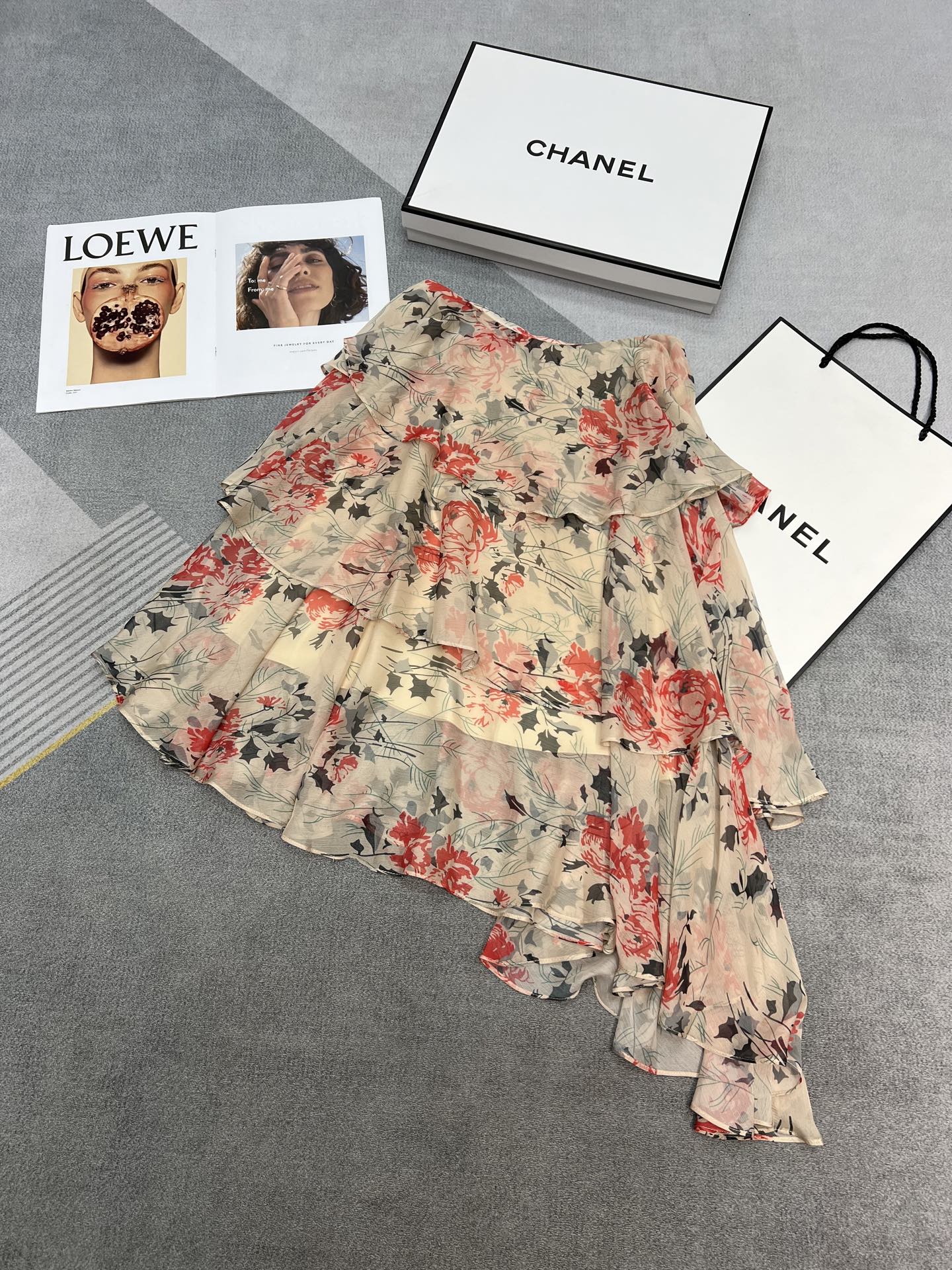 NO:328933,High-quality Loe*e new summer products Super beautiful printed skirts Layer cake skirt design Full of three-dimensional sense Asymmetrical tailoring makes the whole skirt lively Spring flowers Get it quickly SML, loewe, skirts, alexander wang19860909高品质Loe*e 夏季新品 超好看的印花半裙 层层蛋糕裙型设计 立体感十足 不对称剪裁让整件裙子灵动起来 春日花卉 快点入手吧 SML,,loewe,skirts,alexander wang,Women's clothing