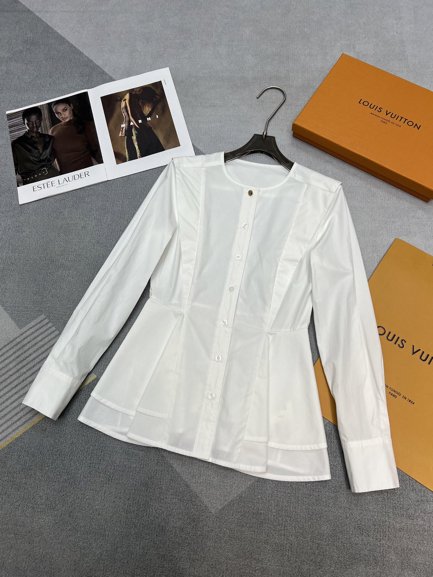 NO:328936,High-quality donkey brand Spring and summer series Super three-dimensional design shirt White base tone universal color matching Clean and neat and elegant and fashionable Three-dimensional geometric tailoring Paired with waist-hugging ruffles So beautiful, handsome and neat SML,,louis vuitton,alexander wang19860909高品质驴牌 春夏系列 超级立体感设计的衬衣 白色基调万能配色 干净利落又优雅时尚 立体几何剪裁 搭配收腰荷叶边 太好看了吧 帅气利落 SML,,louis vuitton,alexander wang,Women's clothing