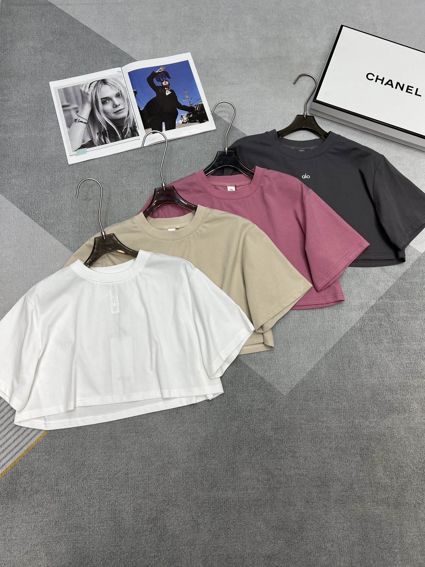 NO:329891,High-quality alo 2025 early spring new product Exclusive homemade silhouette short T-shirt full of details and visible. Use very European and American color fabrics. Absolutely uncommon color schemes Raspberry red/temperature white/sand lime/dune yellow. A must-have item for hot girls in North America SML, tees, t-shirt, alexander wang19860909高品质alo 2025早春新品 独家自制廓形短T恤 细节满满高级看得见 用了很欧美的色系面料 绝对不常见的色系 树莓红/气质白/砂石灰/沙丘黄 北美辣妹必备单品 SML,,tees，t-shirt,alexander wang,Women's clothing