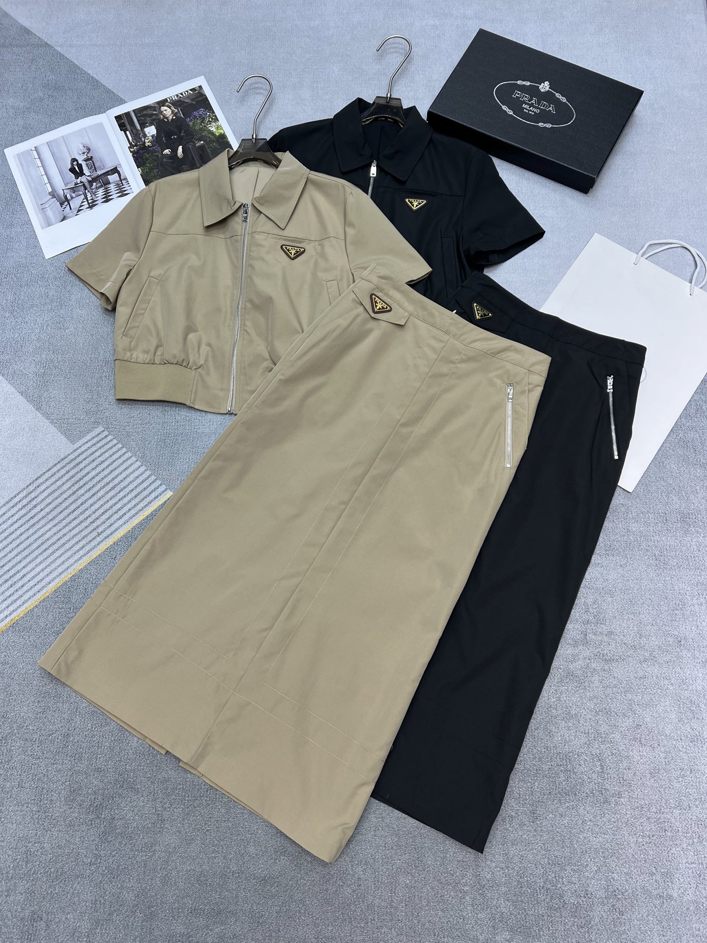 NO:328944,High-quality PRADA*/25SS new short-sleeved top skirt suit/classic triangle decoration/simple and elegant/high-quality/two-color three-code SML, prada, skirts, T-shirt, alexander wang19860909高品质PRADA*/25SS新款短袖上衣半身裙套装/经典三角牌装饰/简约大方/高品质/两色三码SML,,prada,skirts,T-shirt,alexander wang,Women's clothing