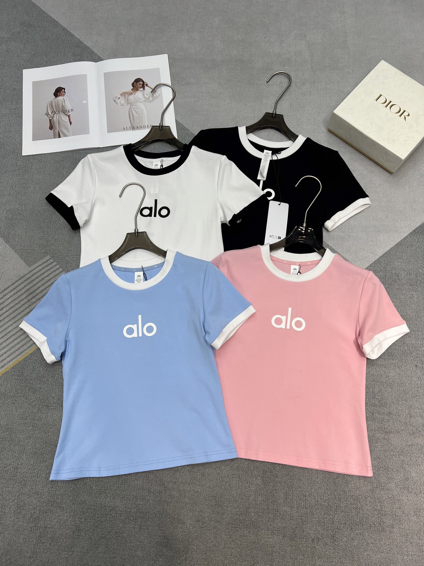 NO:329876,High-quality alo 25 summer series Exclusive first item Fashion simple contrasting color T-shirt with elastic cotton T-shirt fabric Three-dimensional offset embellishment Custom webbing design Quality visible in detail SML,,tees, t-shirt,alexander wang19860909高品质alo 25夏季系列 独家首发单品 时尚简约撞色设计T恤 采用弹力棉Ｔ恤面料 立体胶印点缀 定制织带设计 细节看得到的品质 SML,,tees，t-shirt,alexander wang,Women's clothing