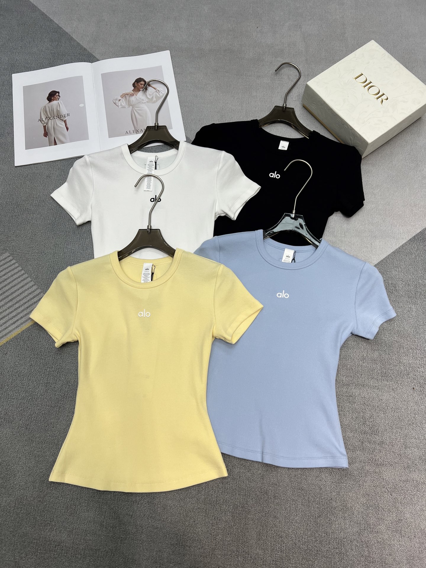 NO:329870,High-quality alo 2025 summer series Exclusive customization This style is awesome. Sisters who want right-angle shoulders and A4 waist must close their eyes~ It is made of elastic cotton fabric, skin-friendly and easy to wear Three-dimensional offset printing Appliance alo Classic black and white/chicken yellow/light blue SML,,alexander wang19860909高品质alo 2025夏季系列 独家定制款 这个版型绝绝子 想要直角肩 和A4腰的姐妹 一定要闭眼入～ 采用弹力棉面料 亲肤又好穿 立体胶印 贴布alo 经典黑白/小鸡黄/淡蓝色 SML,,alexander wang,Women's clothing