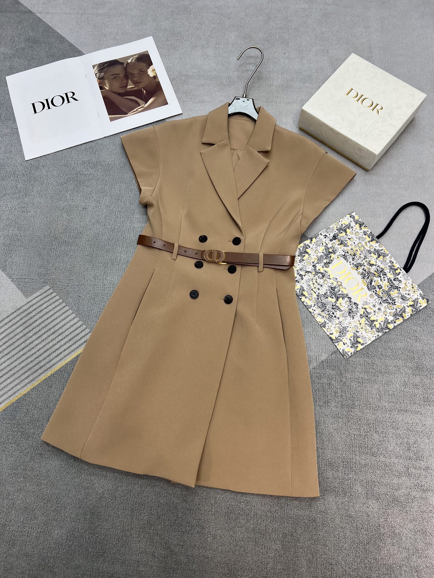 NO:329867,High-quality di*r 2025 summer series Elegant short suit skirt also continues the classic double-breasted style of D's family. The new highlight is this sleeve design that really covers the flesh on the arms and back. Three-dimensional tailoring is the key. 25 latest fabric customization, delivery custom belt, details are full of sincerity SML,,dior, skirts, business suit,alexander wang19860909高品质di*r 2025夏季系列 气质优雅的短款西装裙 也是延续D家经典双排扣款式 新的亮点在于这个连袖设计 真的非常遮盖手臂和背侧的肉肉 立体剪裁就是关键 25最新面料定制 配送定制腰带 细节满满都是诚意SML,,dior,skirts,business suit,alexander wang,Women's clothing