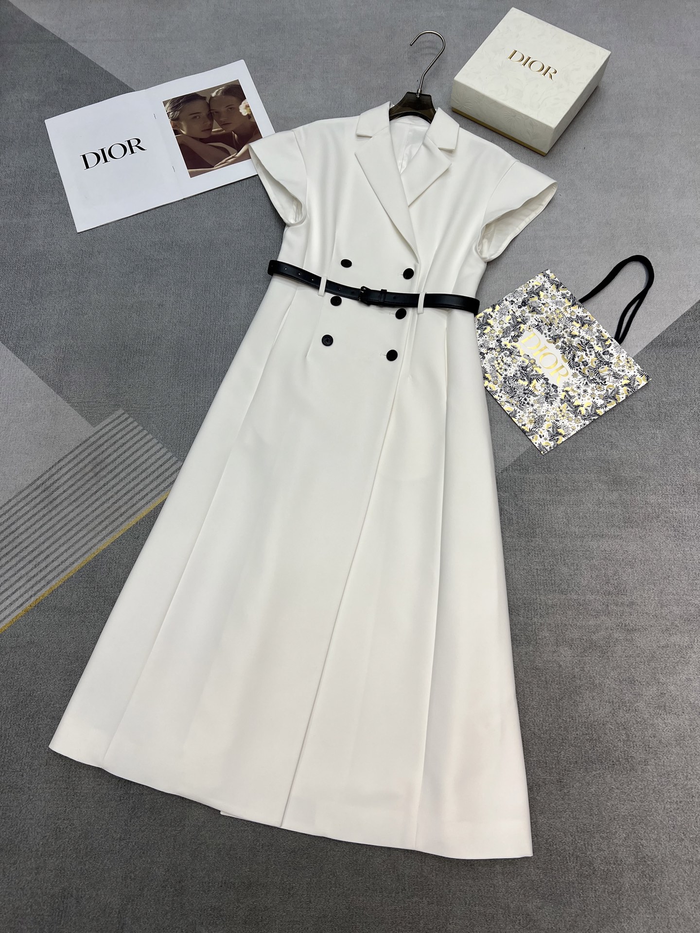 NO:329863,High-quality di*r 2025 summer series Elegant long suit skirt also continues the classic double-breasted style of D's family. The new highlight is this sleeve design that really covers the flesh on the arms and back. Three-dimensional tailoring is the key. 25 latest fabric customization, delivery custom belt, details are full of sincerity SML,,dior, skirts, business suit,alexander wang19860909高品质di*r 2025夏季系列 气质优雅的长款西装裙 也是延续D家经典双排扣款式 新的亮点在于这个连袖设计 真的非常遮盖手臂和背侧的肉肉 立体剪裁就是关键 25最新面料定制 配送定制腰带 细节满满都是诚意 SML,,dior,skirts,business suit,alexander wang,Women's clothing