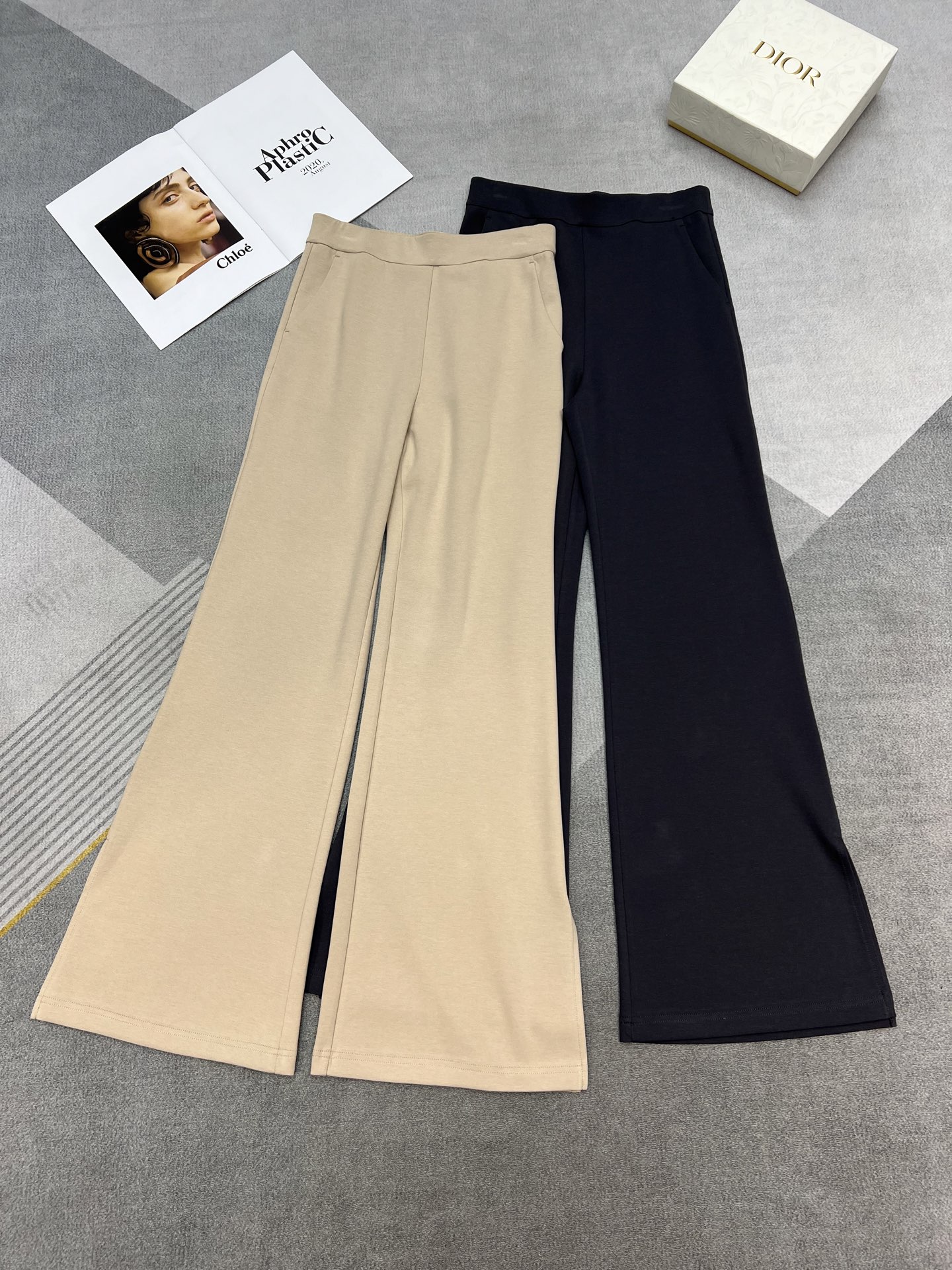 NO:329859,High-quality alo 2025 summer series Exclusive first yoga sports series Hot girls short silhouette T-shirt with yoga casual stretch slit bell-bottom pants Super invincible slimming set No matter what you go out on weekdays or exercise yoga fitness, it is a very recommended suit SML, tees, t-shirt, alexander wang19860909高品质alo 2025夏季系列 独家首发的瑜伽运动系列 辣妹短款廓形T恤 搭配瑜伽休闲弹力开衩喇叭裤 超级无敌显瘦的一套 不论平日出街 或者运动瑜伽健身 都是很推荐的套装 SML,,tees，t-shirt,alexander wang,Women's clothing