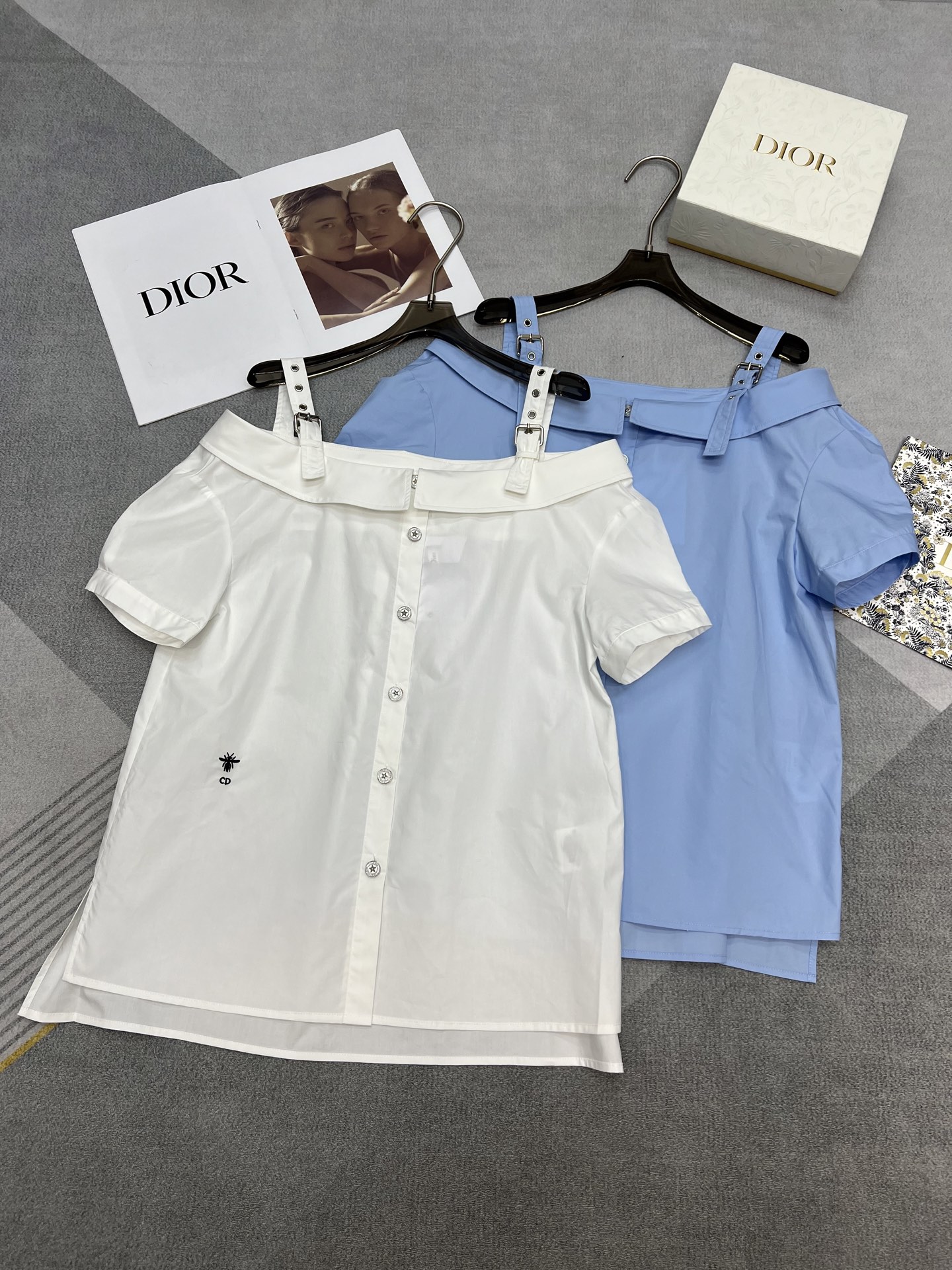 NO:329855,High-quality Dior/Dio 2025 summer new shirt, one-shoulder design suspender small off-shoulder, pure desire, comfortable and comfortable to wear. Embroidered little bee, whether paired with jeans or skirts, instantly becoming fashionable, 2 colors SML, dior, dior, skirts, jeans, alexander wang19860909高品质Dior/迪奥2025夏装新款衬衣,一字肩设计吊带小露肩,纯欲感拉满,穿起来舒适又自在.刺绣小蜜蜂,不管搭配牛仔裤还是半身裙秒变时髦精,2色SML,,dior,dior,skirts,jeans,alexander wang,Women's clothing