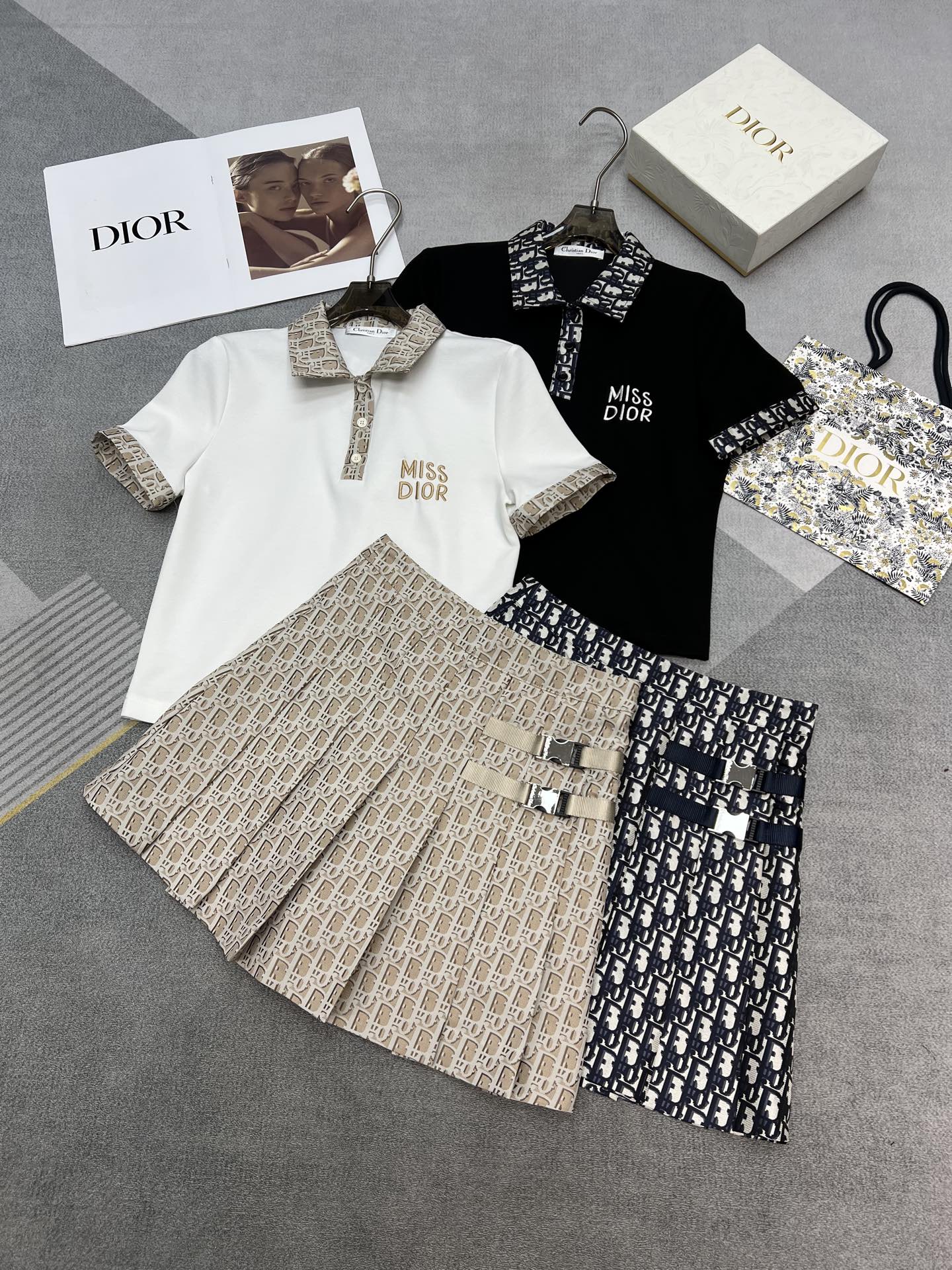 NO:329866,High-quality Dio*/25SS new short-sleeved top short skirt/presbyterian jacquard splicing fabric/side waist buckle decoration/unique design/fashionable/two-color three-code SML,,dior, skirts,T-shirt,alexander wang19860909高品质Dio*/25SS新款短袖上衣短半裙/老花提花拼接面料/侧边腰扣装饰/独特设计/时尚大方/两色三码SML,,dior,skirts,T-shirt,alexander wang,Women's clothing