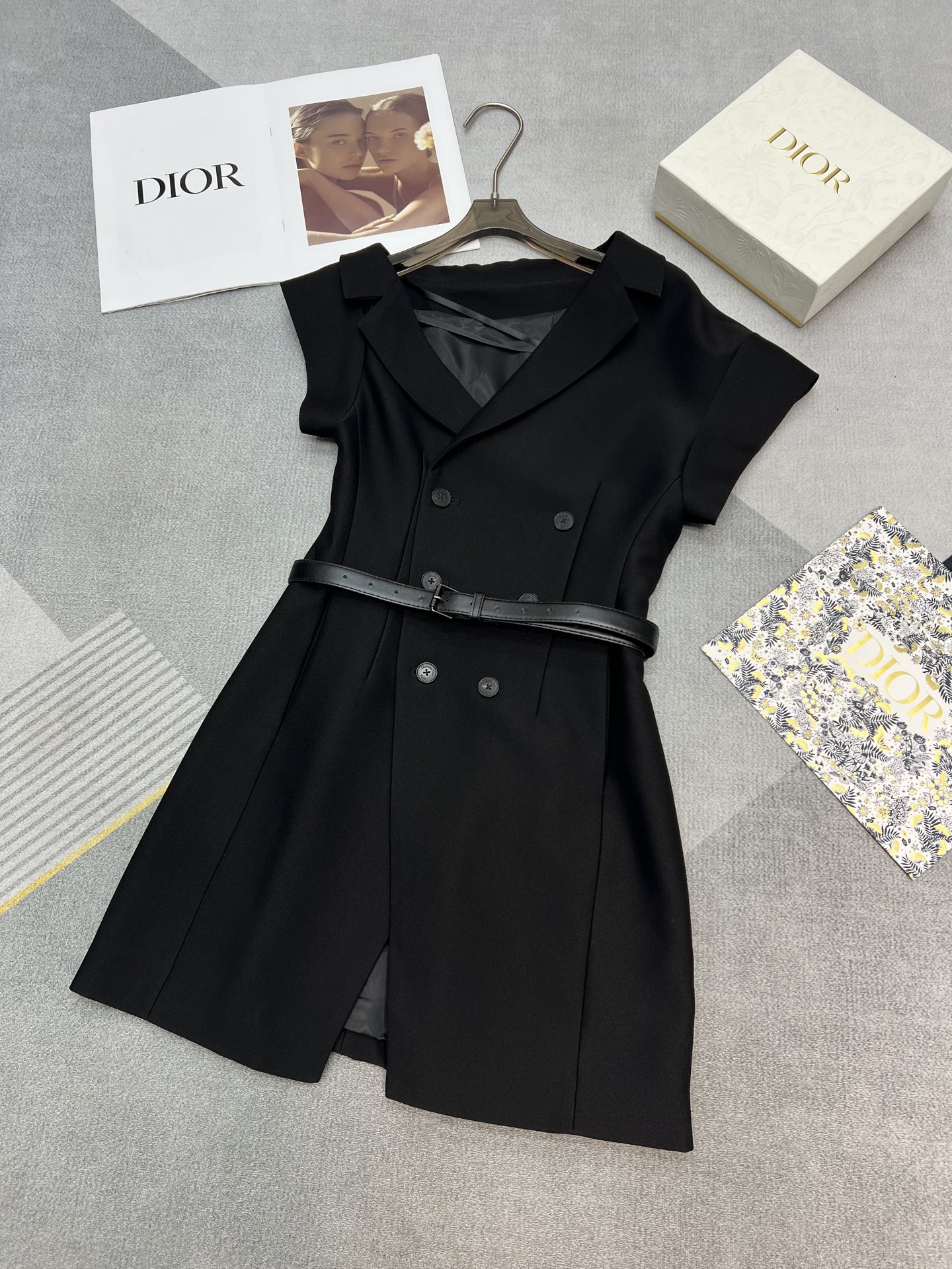 NO:329858,High-quality di*r 2025 summer series Super fashionable and sexy off-shoulder suit dress Classic double-breasted suit style Three-dimensional tailoring off-shoulder design small sexy Really fashionable items Classic black Delivery belt SML,,skirts,business suit,alexander wang19860909高品质di*r 2025夏季系列 超时髦性感的斜肩西装连衣裙 经典双排扣西装版型 立体剪裁 露肩设计小性感 真的很时髦的单品 经典黑色 配送腰带 SML,,skirts,business suit,alexander wang,Women's clothing