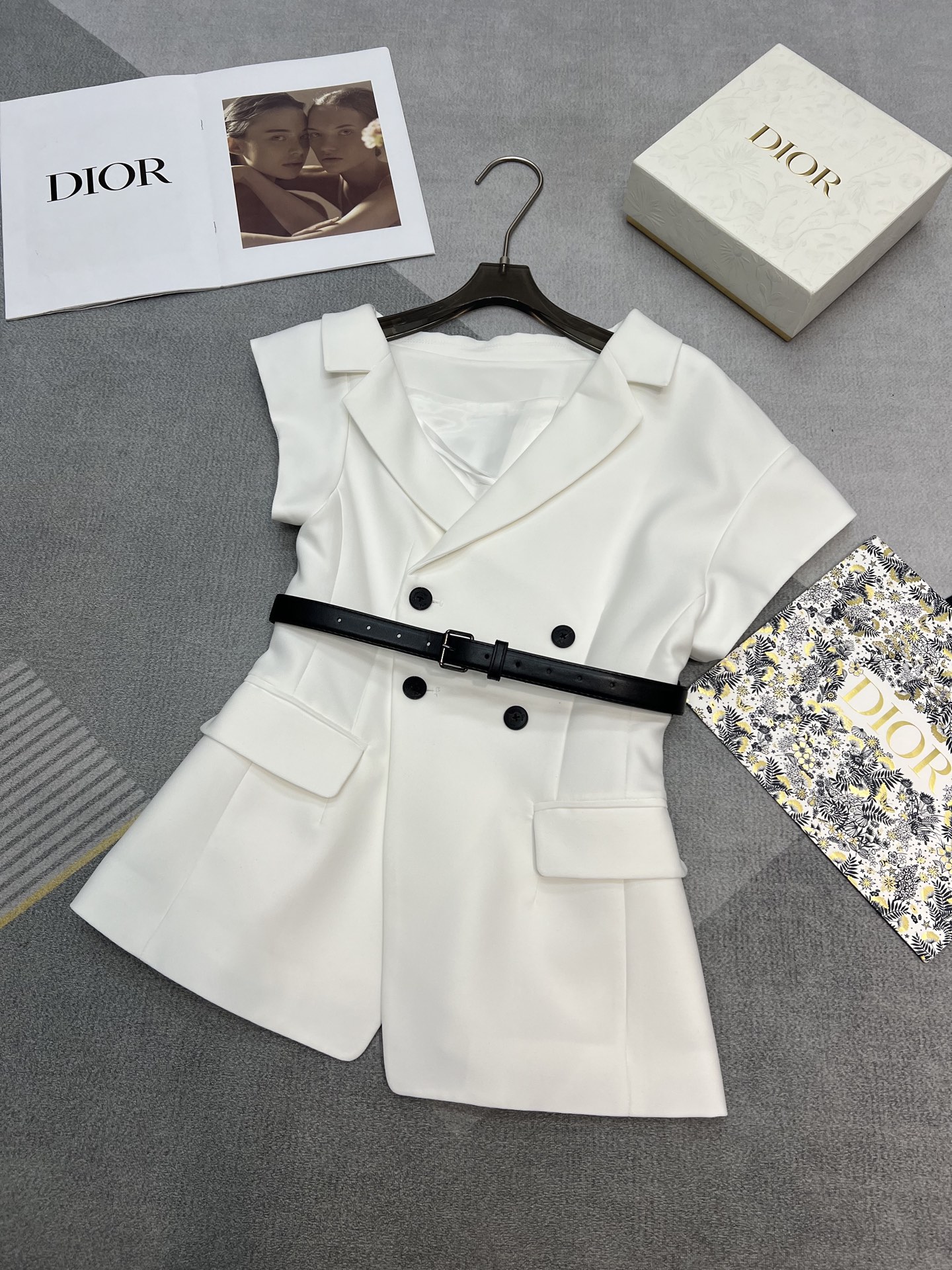 NO:329854,High-quality di*r 2025 summer series Super fashionable and sexy off-shoulder suit Classic double-breasted suit style Three-dimensional tailoring off-shoulder design small sexy really fashionable items neat white delivery belt SML, business suit,alexander wang19860909高品质di*r 2025夏季系列 超时髦性感的斜肩西装 经典双排扣西装版型 立体剪裁 露肩设计小性感 真的很时髦的单品 利落白色 配送腰带 SML,,business suit,alexander wang,Women's clothing