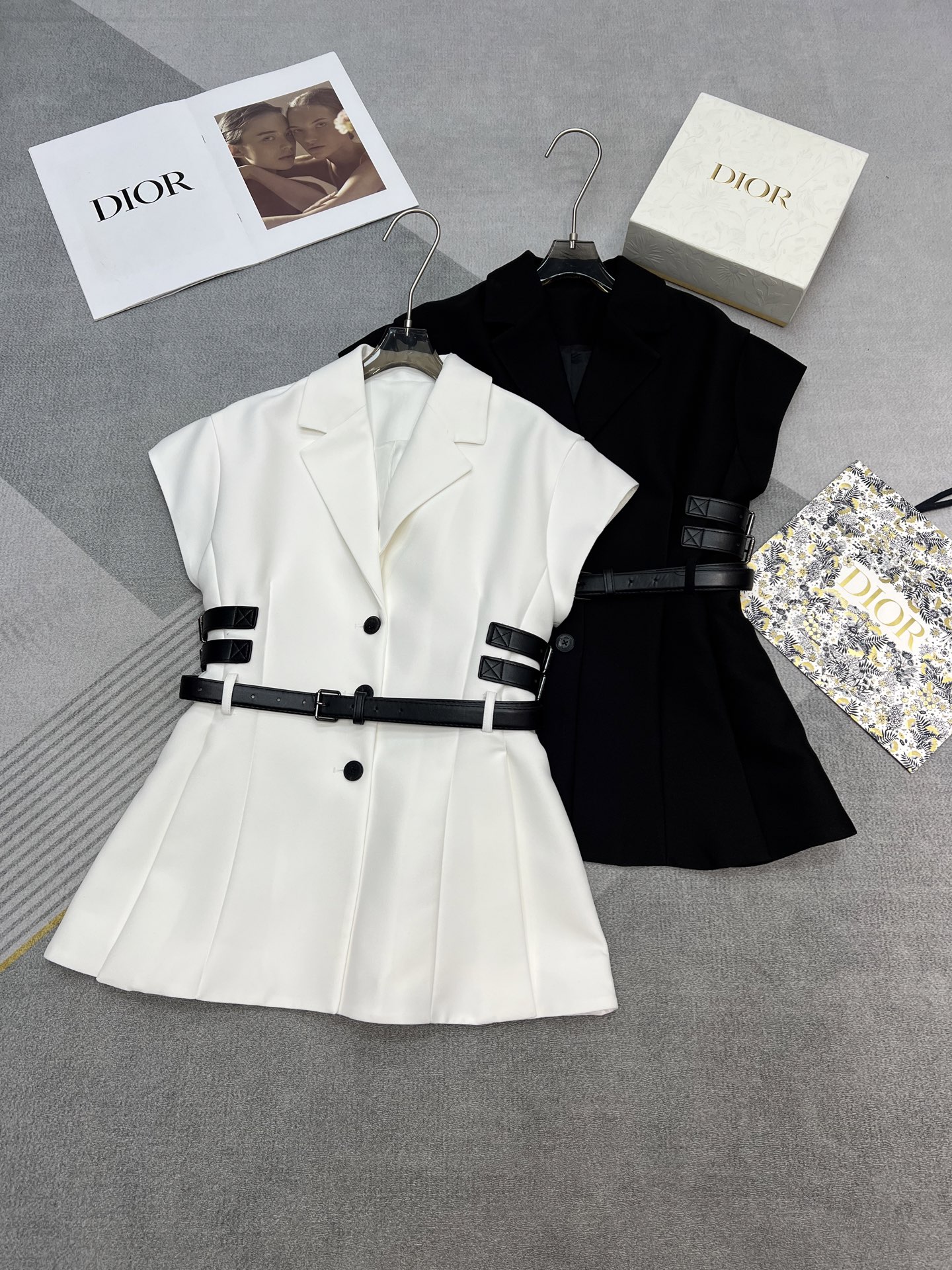 NO:329850,High-quality di*r 2025summer series Super nice and handsome blazer This year's sleeve design spans the entire series, visually covering the flesh on the arms and back, custom-made belt hardware accessories from Heavy Industry, both cool and beautiful, highlighting the charm of women, Classic black and white 2 colors SML,, jackets & coats, business suit, alexander wang19860909高品质di*r 2025summer系列 超好看帅气的西装外套 今年的连袖设计跨越整个系列 视觉上遮盖了手臂和背部的肉肉 重工定制的皮带五金配件 又飒又美凸显女性魅力 经典黑白2色 SML,,jackets & coats,business suit,alexander wang,Women's clothing