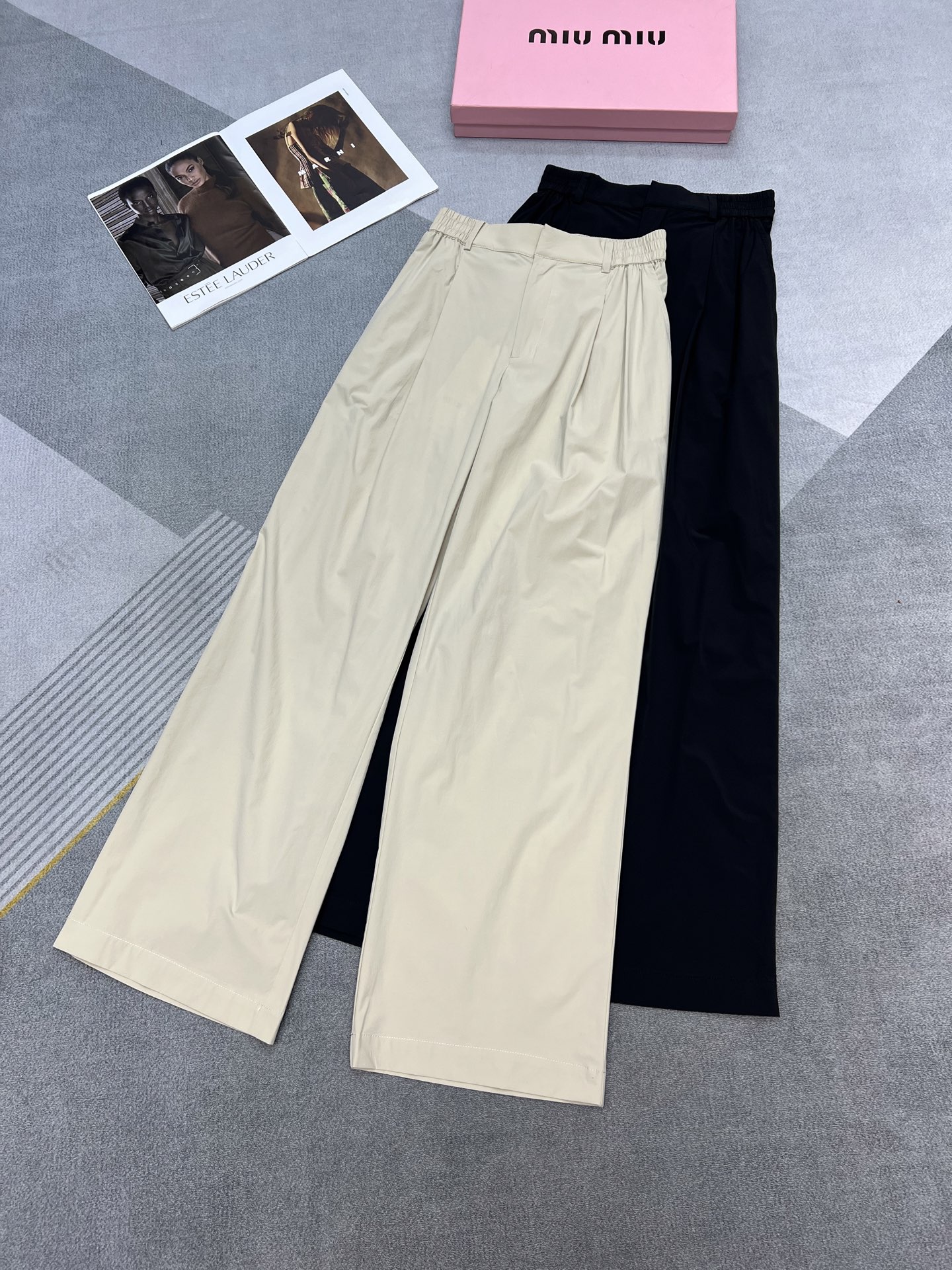 NO:329840,High-quality alo 25 spring and summer new products, super light-drying sports trousers, made of giant light and quick-drying fabric, especially easy to wear, not hot in summer, casual and daily trousers style, elastic band design is easy to wear, customized hardware zipper/luminescent offset printing, closed eyes SML, alexander wang19860909高品质alo 25春夏新品 超轻速干运动型西裤 采用巨巨巨轻薄的速干面料 特别好穿 夏天都不热 休闲日常的西裤款式 松紧带设计很好穿 定制五金拉链/夜光胶印 闭眼入 SML,,alexander wang,Women's clothing