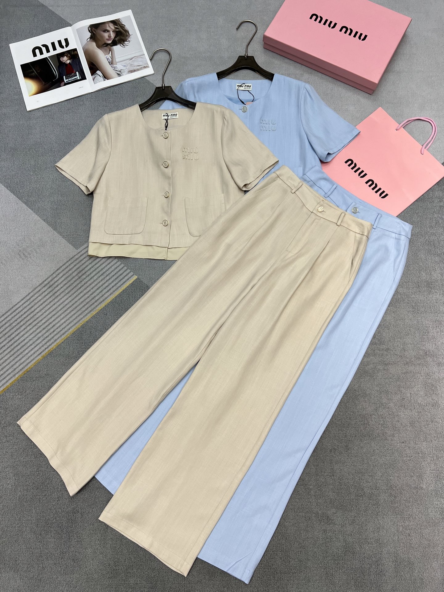 NO:329825,High-quality MiuMiu/2025 summer new suit, round neck cardigan short top with chest embroidered logo, paired with wide-leg trousers, loose and casual style, tense linen fabric soft and breathable, 2-color SML, miumiu, alexander wang19860909高品质MiuMiu/2025夏装新款套装,圆领开衫短上衣胸前刺绣LOGO,搭配阔腿长裤,版型宽松休闲慵懒风,天丝麻面料柔软透气,2色SML,,miumiu,alexander wang,Women's clothing