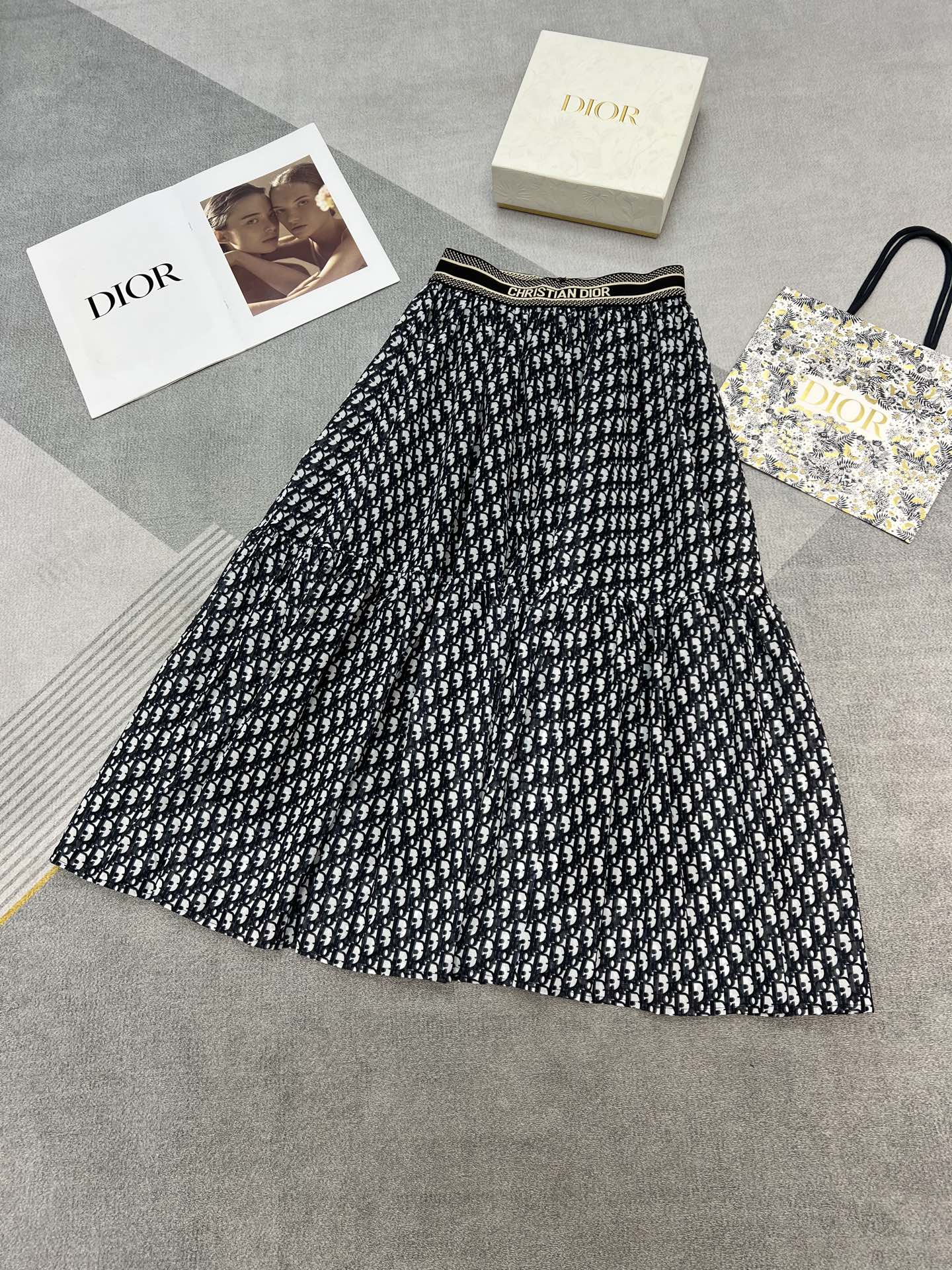 NO:330677,High-quality Dior2025 summer new D home presbyterian print skirt fabric light and flowing elastic logo rubber waist high-quality SML,,dior,dior,skirts,alexander wang19860909高品质Dior2025夏季新款D家老花印花半裙面料轻盈飘逸弹力logo橡筋腰高品质SML,,dior,dior,skirts,alexander wang,Women's clothing