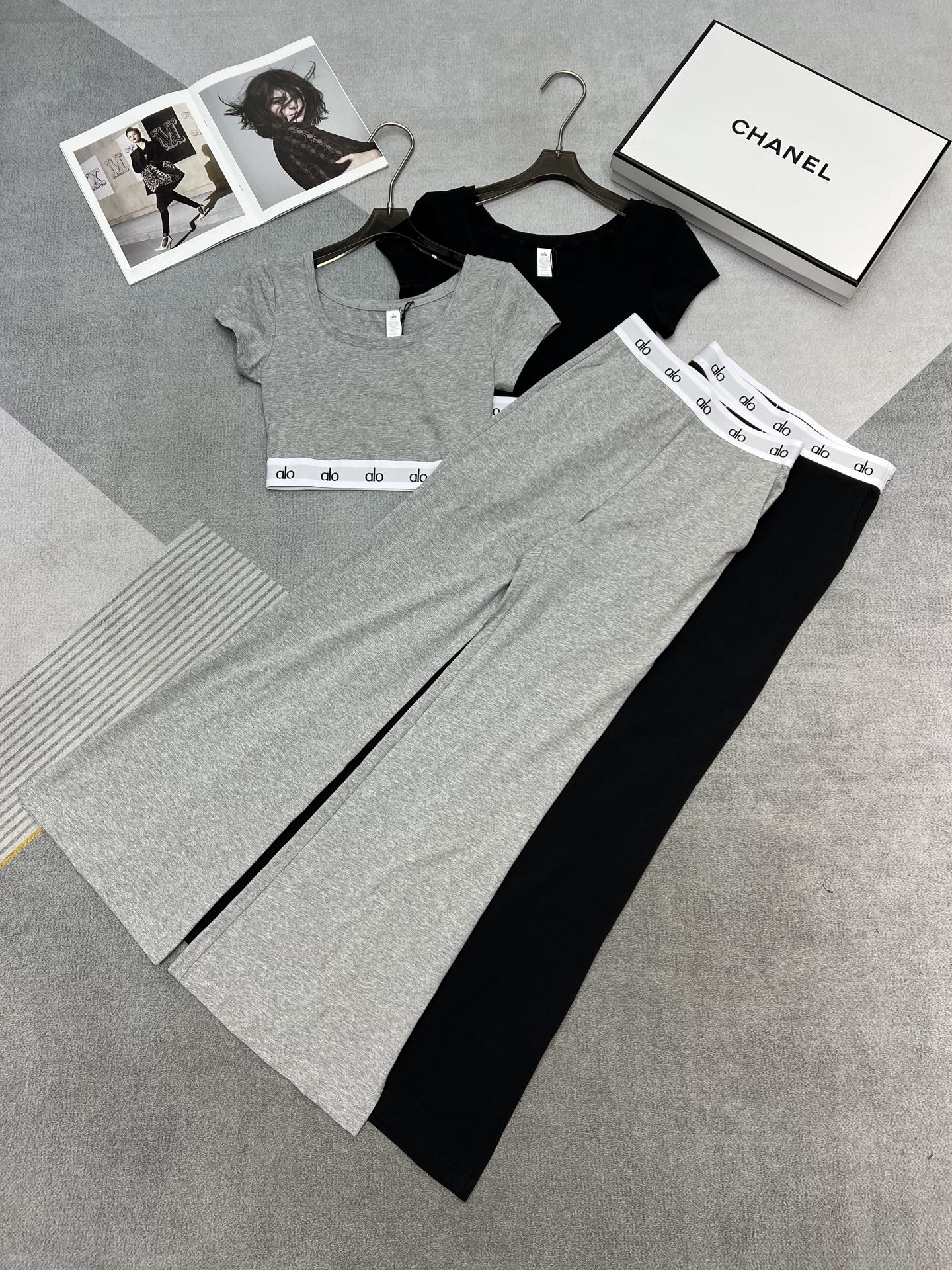 NO:326871,High-quality alo Exclusive first launch of alo exclusive custom yoga sports set, made of fine cotton   spandex blend, very light and skin-friendly and easy to wear (same quality) spliced ​​contrasting alo elastic webbing, full of details, high-waisted and slightly flicked design of pants, huge legs, small tricks on the hem, and luminescent embellishments, classic gray/black 2 colors SML,,alexander wang19860909高品质alo 独家首发 alo独家定制瑜伽运动套装 采用精品棉 氨纶混纺 非常轻薄亲肤好穿（ck同品质） 拼接撞色alo弹力织带 细节满满看得懂的品质 裤子高腰微喇设计 巨巨巨显腿长 下摆开叉小心机 还有夜光标点缀 经典灰/黑2色入 SML,,alexander wang,Women's clothing