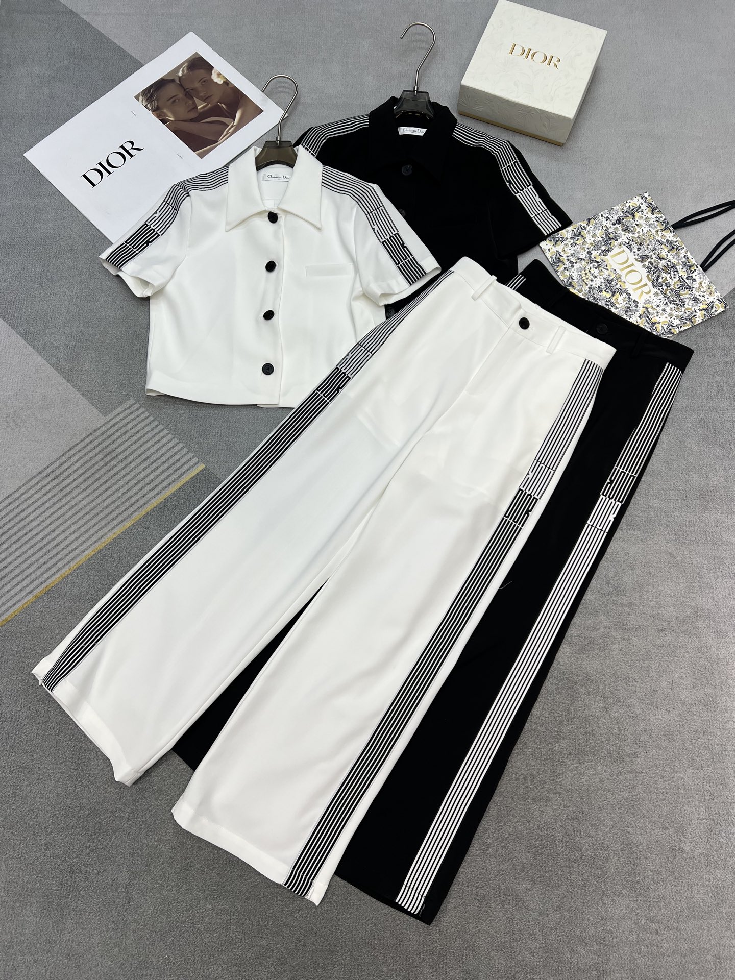 NO:332118,High-quality Dio*/25SS new suit jacket straight trousers suit/side splicing striped webbing decoration/three-dimensional tailoring/simple and elegant/two-color three-code SML,,dior, jackets & coats,business suit,alexander wang19860909高品质Dio*/25SS新款西装外套直筒裤套装/侧边拼接条纹织带装饰/立体剪裁/简约大方/两色三码SML,,dior,jackets & coats,business suit,alexander wang,Women's clothing
