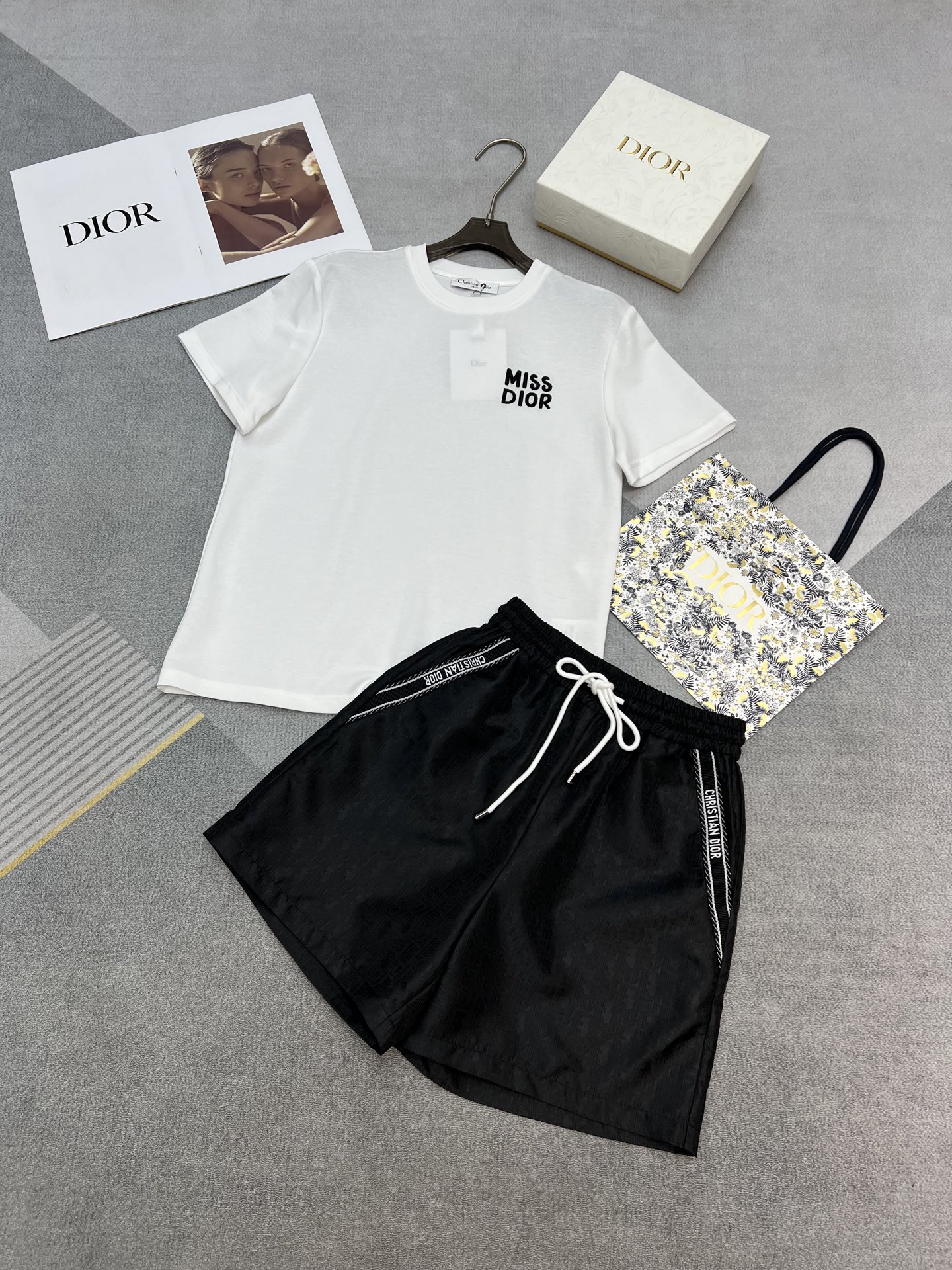 NO:330683,High-quality Dior2025 summer new round neck short-sleeved T-shirt on chest miss embroidered jacquard shorts pocket edge webbing splicing decor set custom fabric classic black and white contrast high-end fabric making high-quality SML, dior, shorts, T-shirt, tees, t-shirt, alexander wang19860909高品质Dior2025夏季新款圆领短袖T恤胸前miss绣花提花短裤袋边织带拼接装饰套装定制面料经典黑白撞色高端面料制作高品质SML,,dior,shorts,T-shirt,tees，t-shirt,alexander wang,Women's clothing