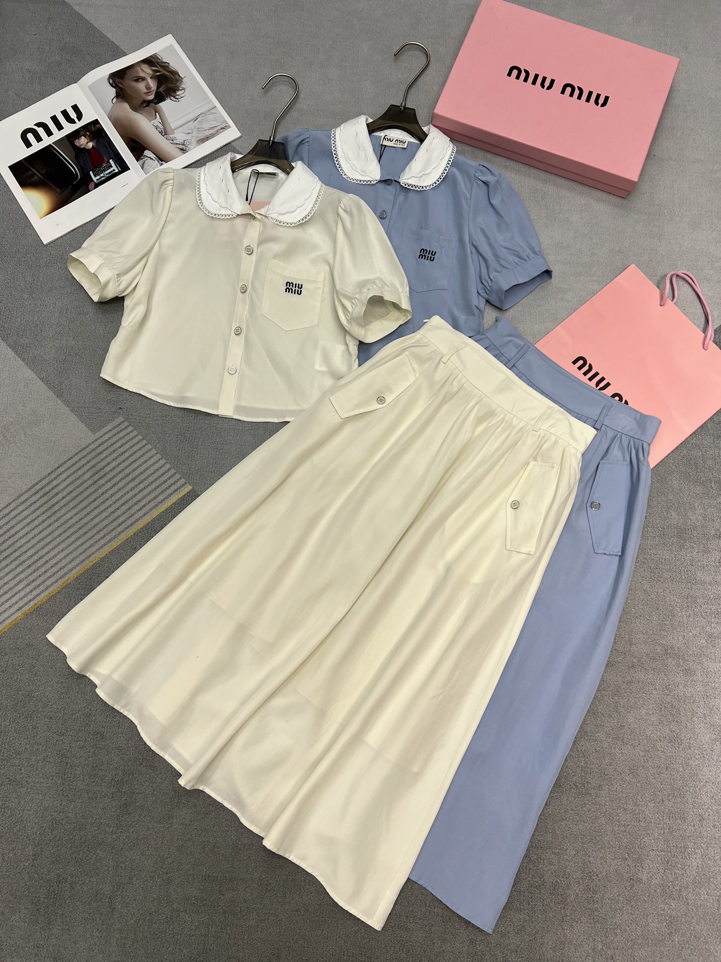 NO:327631,High-quality miumiu2025 summer new suit, embroidered collar doll collar shirt, chest embroidered logo, paired with skirt 2 side pocket pockets, tensil linen fabric breathable and comfortable, 2 colors SML, miumiu, skirts, alexander wang19860909高品质miumiu2025夏装新款套装、刺绣花领娃娃领衬衣,胸前刺绣LOGO,搭配半身裙2侧插兜口袋,天丝麻面料透气舒适,2色SML,,miumiu,skirts,alexander wang,Women's clothing