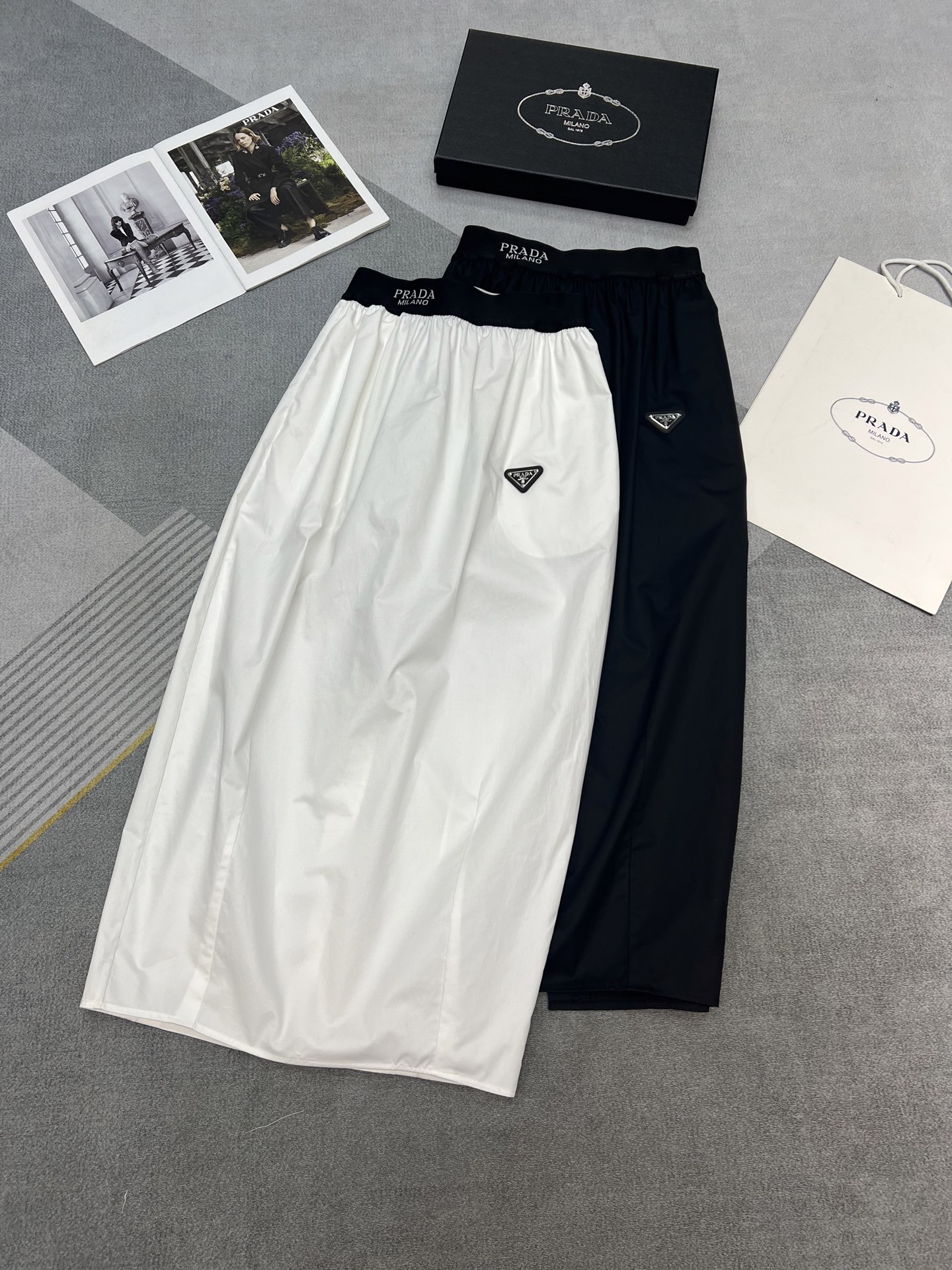 NO:331263,High-quality PRADA2025 spring and summer new pure cotton fabric flower bud skirt high waist slimming waist splicing logo webbing rubber classic triangle brand decoration high quality black white SML, prada, skirts, alexander wang19860909高品质PRADA2025春夏新款纯棉面料花苞半裙高腰显瘦腰头拼接logo织带橡筋经典三角牌装饰高品质黑色白色SML,,prada,skirts,alexander wang,Women's clothing