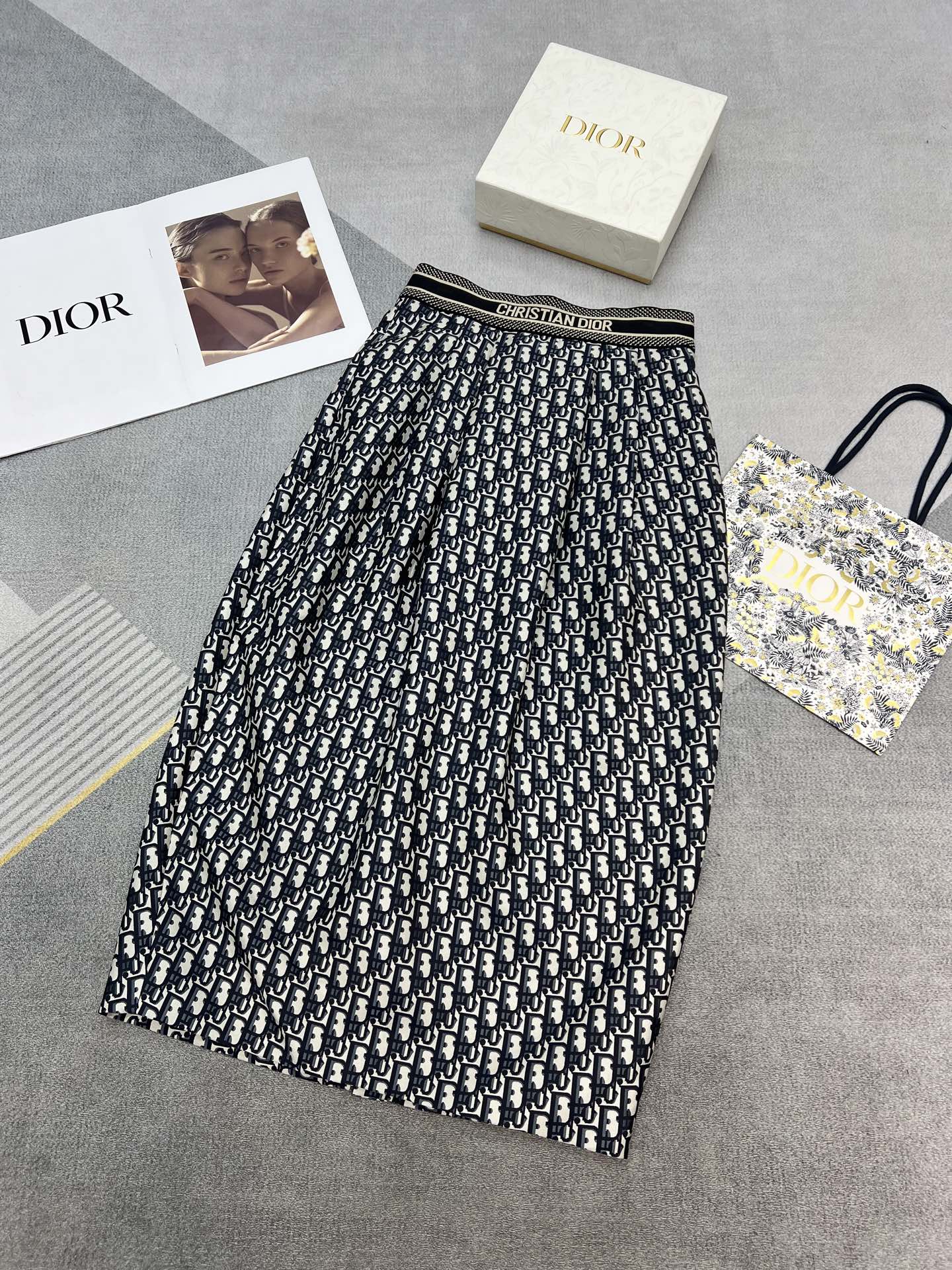 NO:331239,High-quality Dior2025 summer new flower bud jacquard logo skirt A-line slimming double-layer waist splicing classic old-fashioned brand style high-quality monochrome SML, dior, skirts, alexander wang19860909高品质Dior2025夏季新款花苞提花logo半裙A字显瘦双层腰头拼接经典老花大牌范儿高品质单色SML,,dior,skirts,alexander wang,Women's clothing