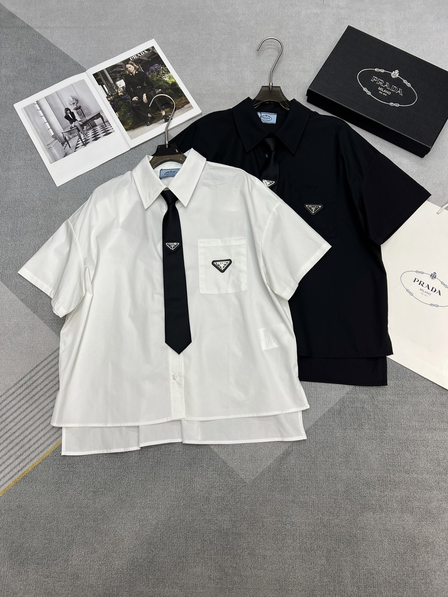 NO:331243,High-quality PRADA/Prada 2025 summer new shirt, lapel and shoulder-fall design casual loose style, back embroidered letters LOGO with tie cool and handsome trend, 2 colors SML, prada, prada, ties, alexander wang19860909高品质PRADA/普拉达2025夏装新款衬衣,翻领落肩设计休闲宽松版型,后背刺绣字母LOGO搭配领带酷帅潮流,2色SML,,prada,prada,ties,alexander wang,Women's clothing
