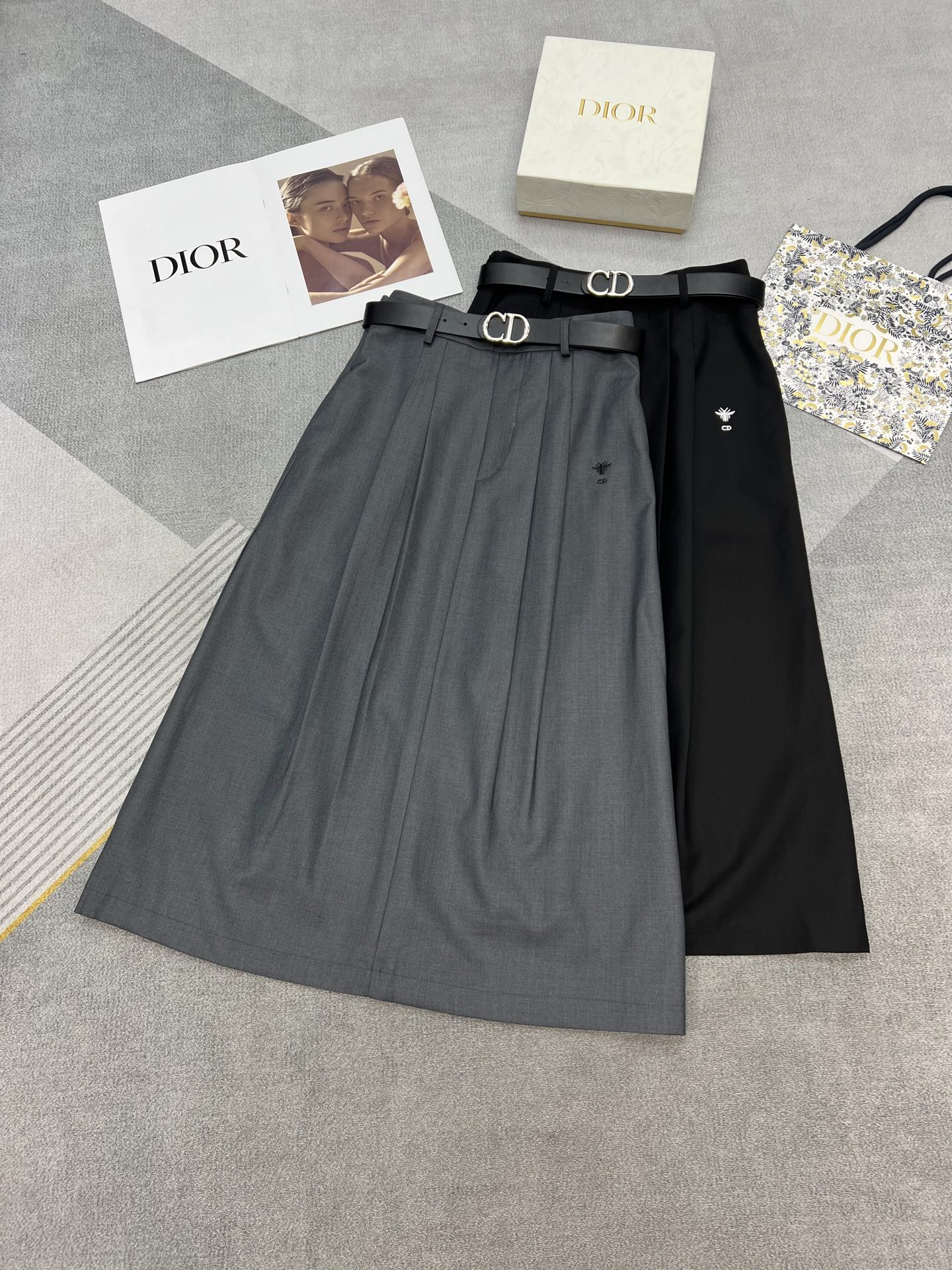 NO:331252,High-quality Dior*2025 summer new style, long pleated skirt, bee embroidery decoration, matching belt, classic style design, good color matching, not picky for people, two colors SML,,dior, skirts, alexander wang19860909高品质Dior*2025夏季新款 长款压褶半裙 蜜蜂刺绣装饰 搭配腰带 经典版型设计 版型配色都好穿不挑人 两色SML,,dior,skirts,alexander wang,Women's clothing