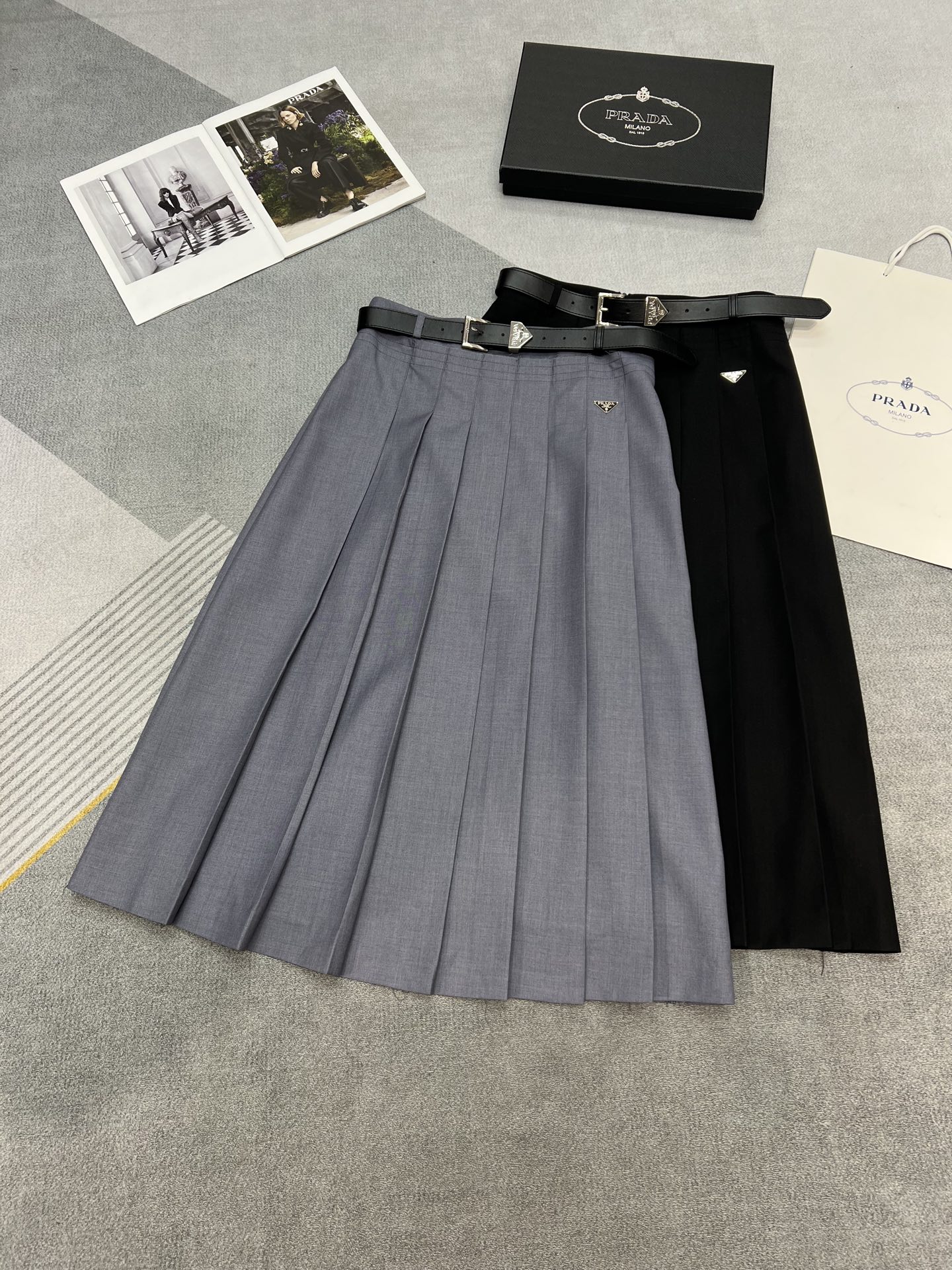 NO:331264,High-quality Prad*25 summer new skirt/triangle brand logo design with high-end custom belt/gray black SML, prada, skirts, alexander wang19860909高品质Prad*25年夏季新款半裙/三角牌Logo设计搭配高级定制腰带特高级/灰色黑色SML,,prada,skirts,alexander wang,Women's clothing