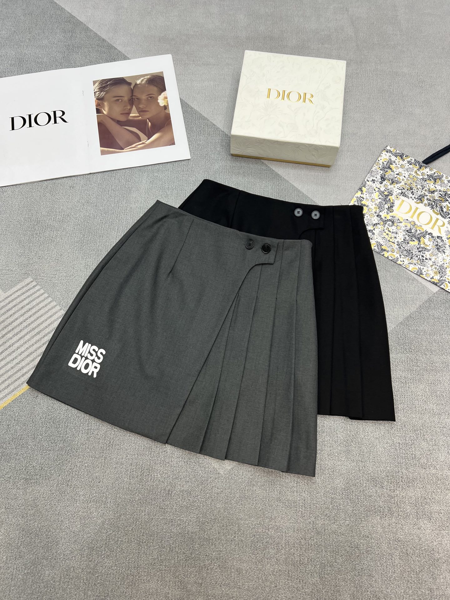 NO:331247,High-quality Dio*25 summer new style waist-hugging and slim and versatile fashionable skirt / Miss Dior design / high-end custom series / gray black SML,,dior, skirts,alexander wang19860909高品质Dio*25年夏季新款收腰显瘦百搭时尚半裙/Miss Dior设计/高级定制系列/灰色黑色SML,,dior,skirts,alexander wang,Women's clothing