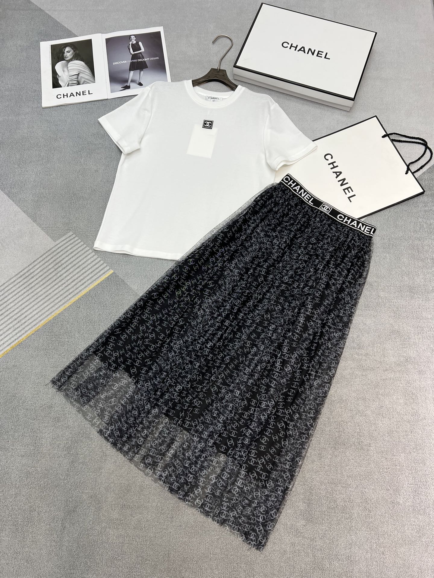 NO:326885,High-quality ChaneI 2025 spring and summer new small neckline white T-shirt on chest medieval series small CC brand decoration double Clogo printed mesh skirt suit high-quality SML, chanel, skirts, tees, t-shirt, alexander wang19860909高品质ChaneI2025春夏新款小领口白色T恤胸前中古系列小CC牌牌装饰双Clogo印花网纱半裙套装高品质SML,,chanel,skirts,tees，t-shirt,alexander wang,Women's clothing
