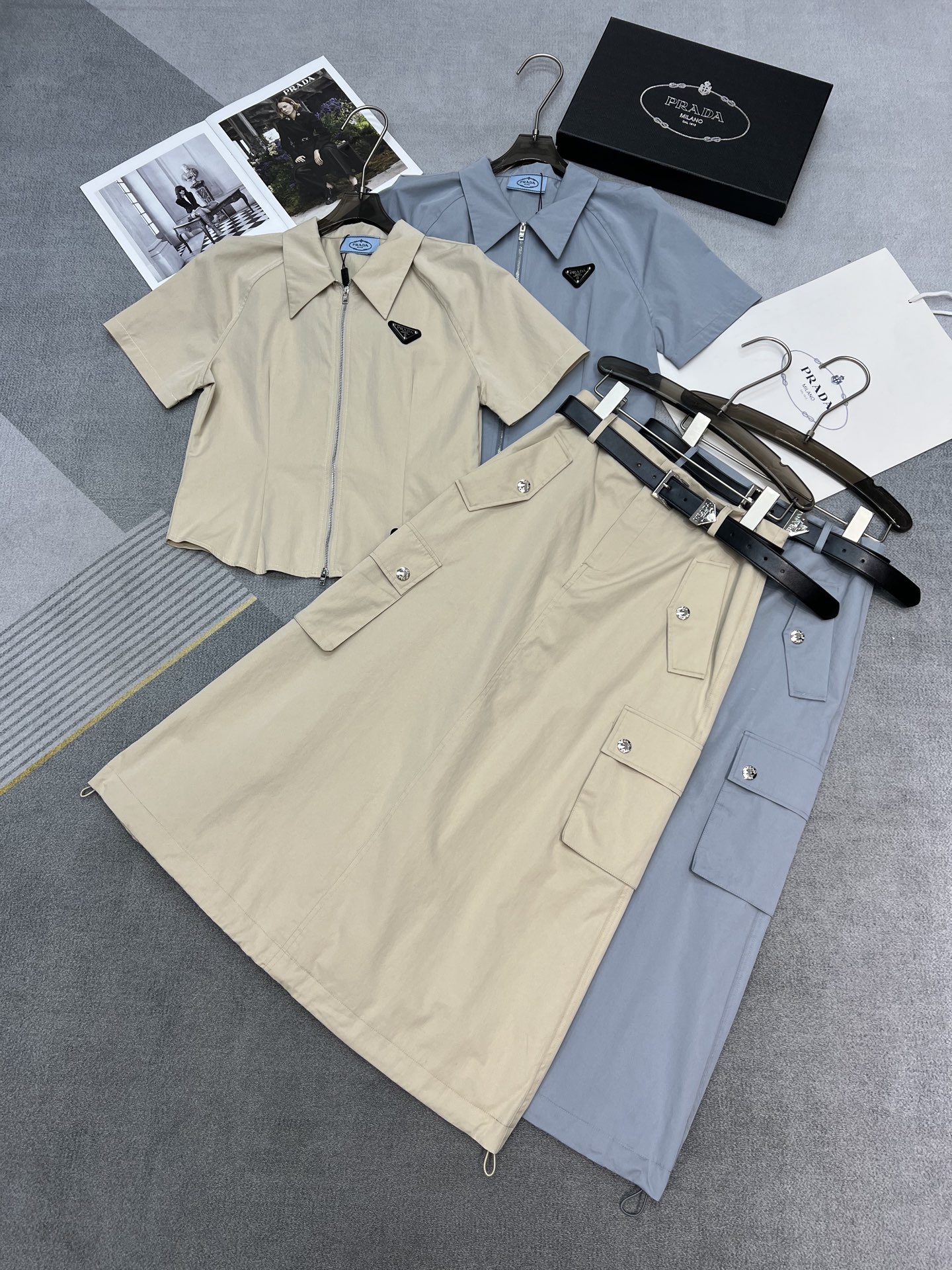 NO:326873,High-quality PRADA/2025 summer new product two-piece set, lapel waist zipper top, nail triangle logo, paired with A-line style tool skirt with belt, large pockets on both sides of the design casual style, 2-color SML, prada, skirts, alexander wang19860909高品质PRADA/2025夏季新品两件套,翻领收腰拉链上衣,钉三角标,搭配A字版型工装半裙配皮带两侧大口袋设计休闲风,2色SML,,prada,skirts,alexander wang,Women's clothing