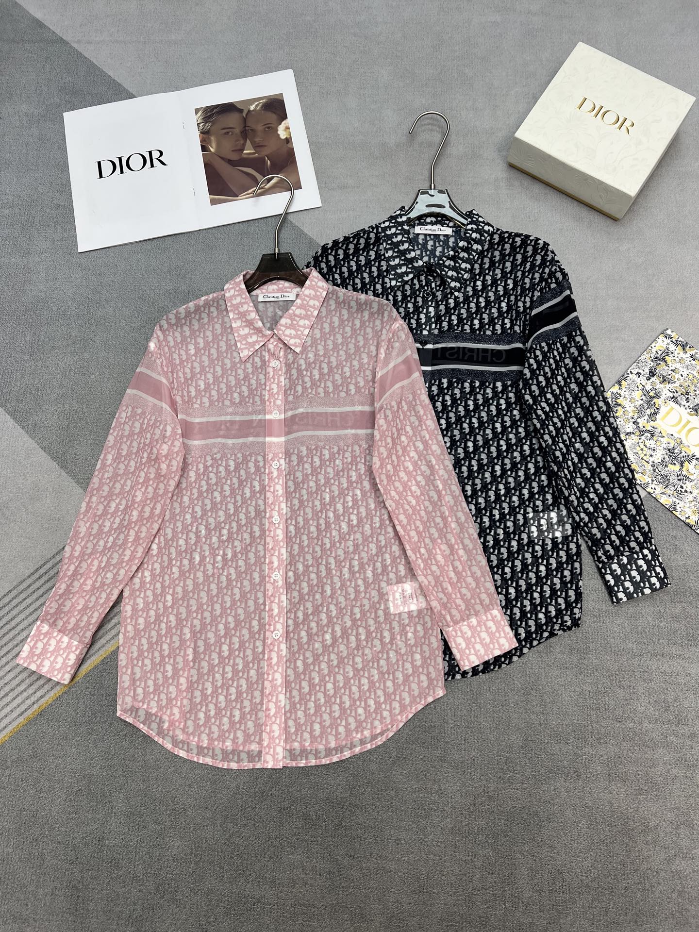 NO:326880,High-quality Dior2025 summer new sunscreen shirt positioning printing lightweight slightly transparent fabric sexy fashion brand style high-quality two-color SML, dior,shirts,alexander wang19860909高品质Dior2025夏季新款防晒衣衬衫定位印花轻盈微透面料性感时尚大牌范高品质两色SML,,dior,shirts,alexander wang,Women's clothing