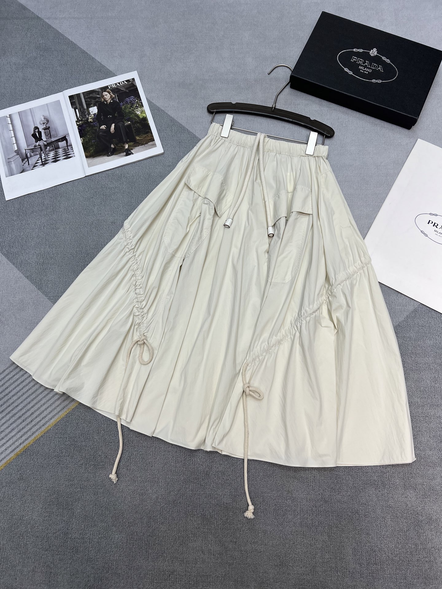 NO:328231,High-quality PRADA2025 summer series Simple temperament umbrella skirt style diagonal splicing drawstring design Double pocket A-shaped tailoring to accommodate all kinds of figures Easy to cover the flesh The hem is very suitable for the upper body Three-dimensional feeling Monochrome SML, prada, skirts, alexander wang19860909高品质PRADA2025夏季系列 简约气质伞裙风格斜边拼接抽绳设计 双口袋A字型剪裁包容各种身材 轻松遮肉 裙摆用量很足 上身立体感十足 单色SML,,prada,skirts,alexander wang,Women's clothing