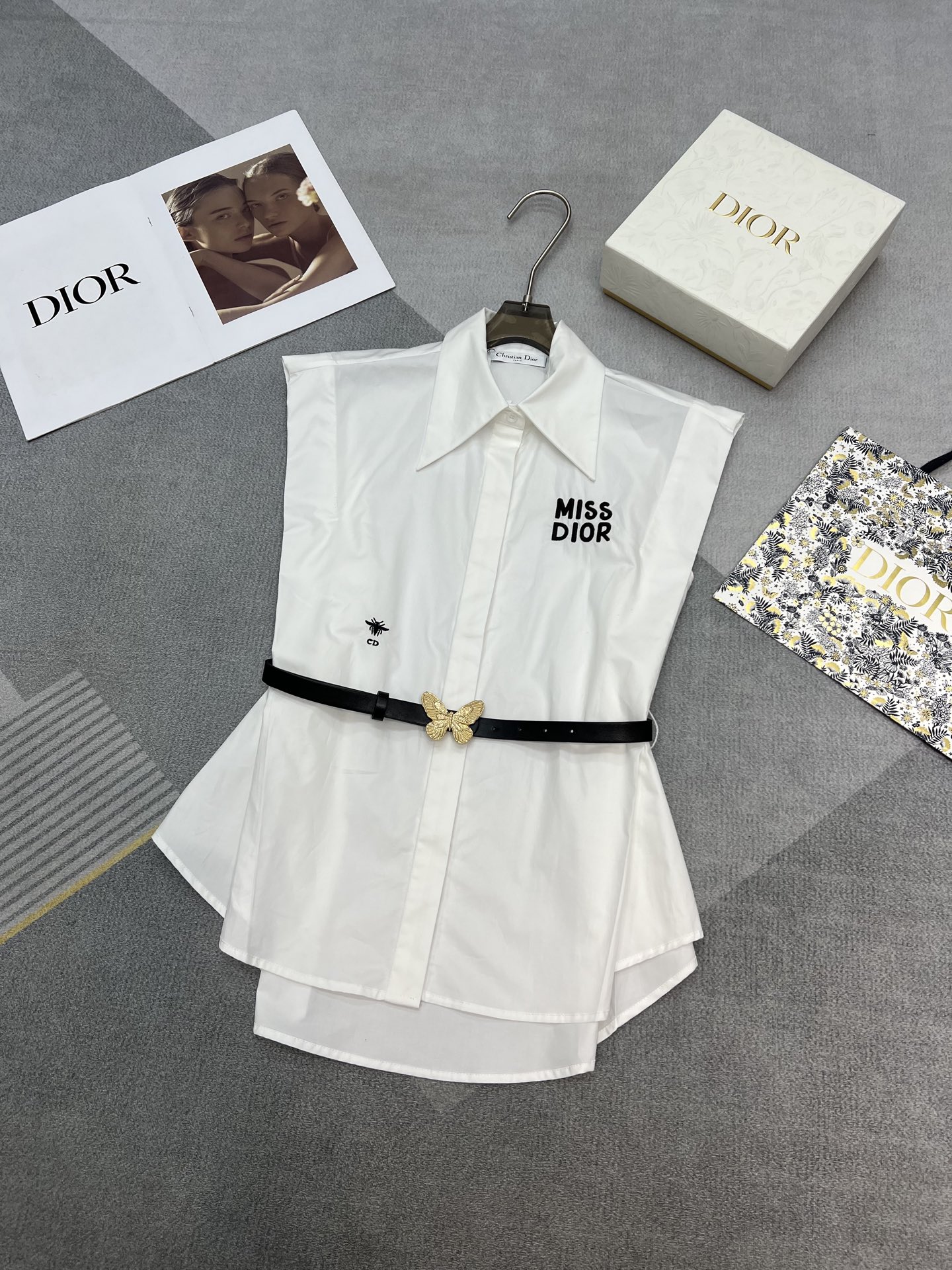 NO:328216,High-quality Dior2025 summer lapel sleeveless belt shirt chest miss embroidered logo paired with golden butterfly belt pure cotton fabric versatile product high-quality white SML, dior,shirts,alexander wang19860909高品质Dior2025夏季翻领无袖腰带衬衫胸前miss绣花Logo搭配金色蝴蝶腰带纯棉面料百搭单品高品质白色SML,,dior,shirts,alexander wang,Women's clothing