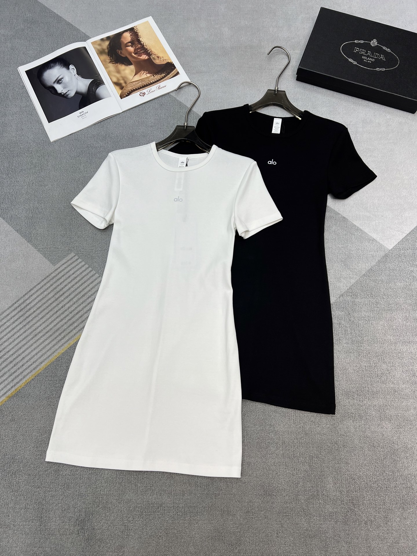 NO:328228,High-quality Alo 25 summer series Super nice short-sleeved T-skirt The simpler the more you try the cut and style. Three-dimensional casual and perfect slimming. Use fine cotton double yarn (32 pieces/350 grams weight) and is skin-friendly and easy to wear. Classic black and white 2 colors SML, skirts, T-shirt, alexander wang19860909高品质Alo 25夏季系列 超好看的短袖T裙 越简单越考验剪裁和版型 立体休闲完美显瘦 采用精品纯棉双纱（32支/350克重） 亲肤又好穿 经典黑白2色 SML,,skirts,T-shirt,alexander wang,Women's clothing