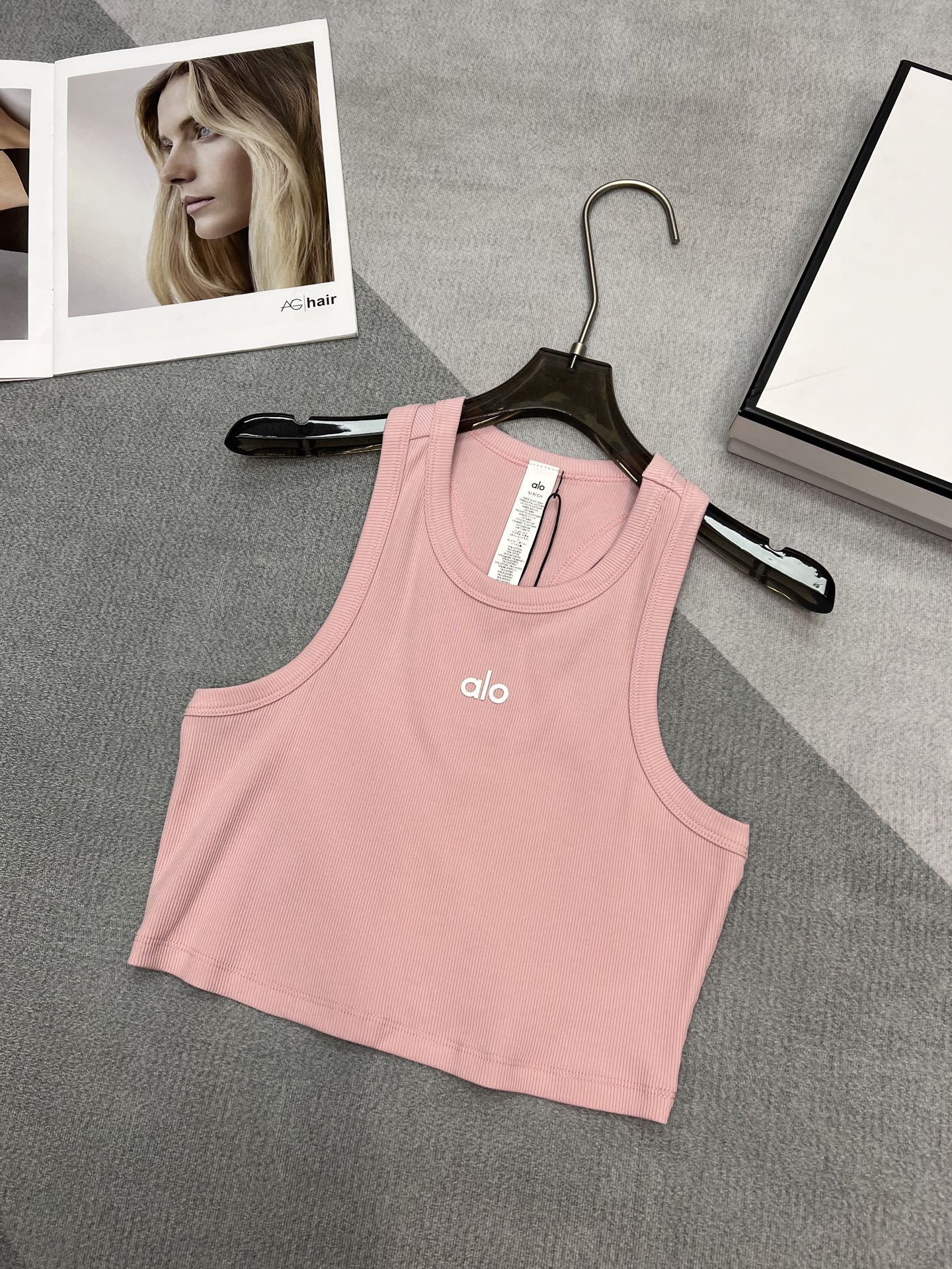 NO:335554,High-quality Alo popular vest, classic big popular vest comes with peach pink, Jisoo's same single item, no need to say much about the details of the version, customized for purchase of the Yuan version, although alo itself is not expensive, come on, the treasure that knows the goods, there are also black and white~SML,,alexander wang19860909高品质Alo爆款背心 经典大爆款背心出了蜜桃粉 jisoo同款单品 版型细节不用多说 元版购入定制 虽然alo本身价格不贵 识货的宝子来吧 黑白色也还有货～SML,,alexander wang,Women's clothing