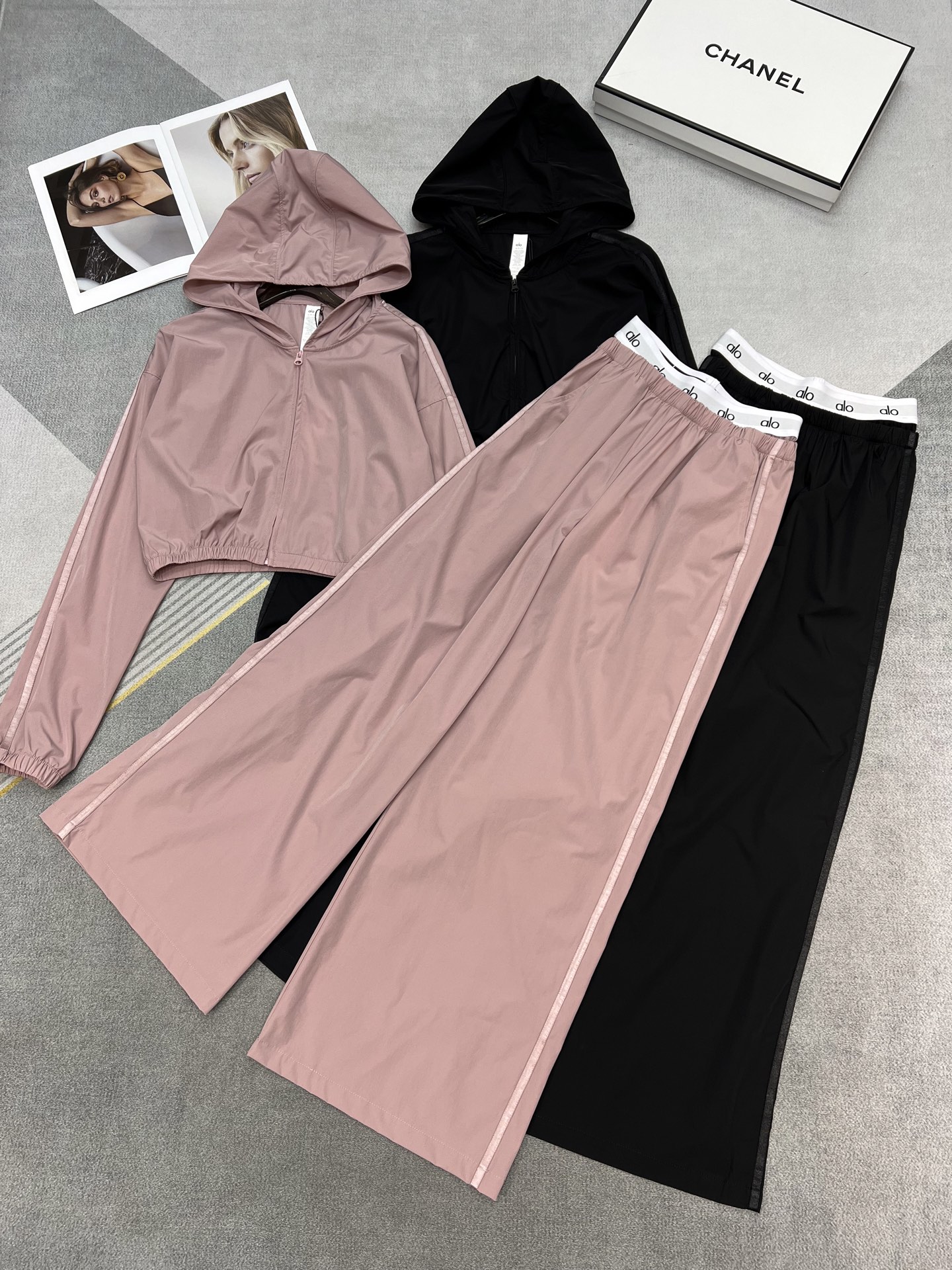 NO:331822,Jackets, high-quality Alo summer new products, super high-end light and quick-drying suit, original purchase customization, top jacket, zippered waist loosely, paired with wide-leg trousers, Yuan version is single pants, I made fake two pieces to look better, Classic black/high-end smoky rose SML,,jackets & coats,alexander wang19860909外套 裤子高品质Alo夏季新品 超高级的轻薄速干套装 原版购入定制 上衣外套拉链收腰宽松 搭配阔腿长裤 元版是单裤 我做成了假两件更好看 经典黑色/高级烟熏玫瑰色 SML,,jackets & coats,alexander wang,Women's clothing