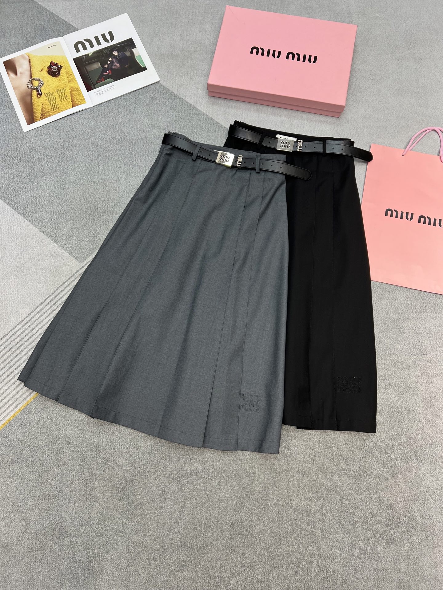 NO:332466,High-quality MiuMi*/25SS new skirt/hem letter embroidery decoration/matched with classic belt/simple and elegant/two-color three-code SML, miumiu, skirts, alexander wang19860909高品质MiuMi*/25SS新款半裙/下摆字母刺绣装饰/搭配经典腰带/简约大方/两色三码SML,,miumiu,skirts,alexander wang,Women's clothing