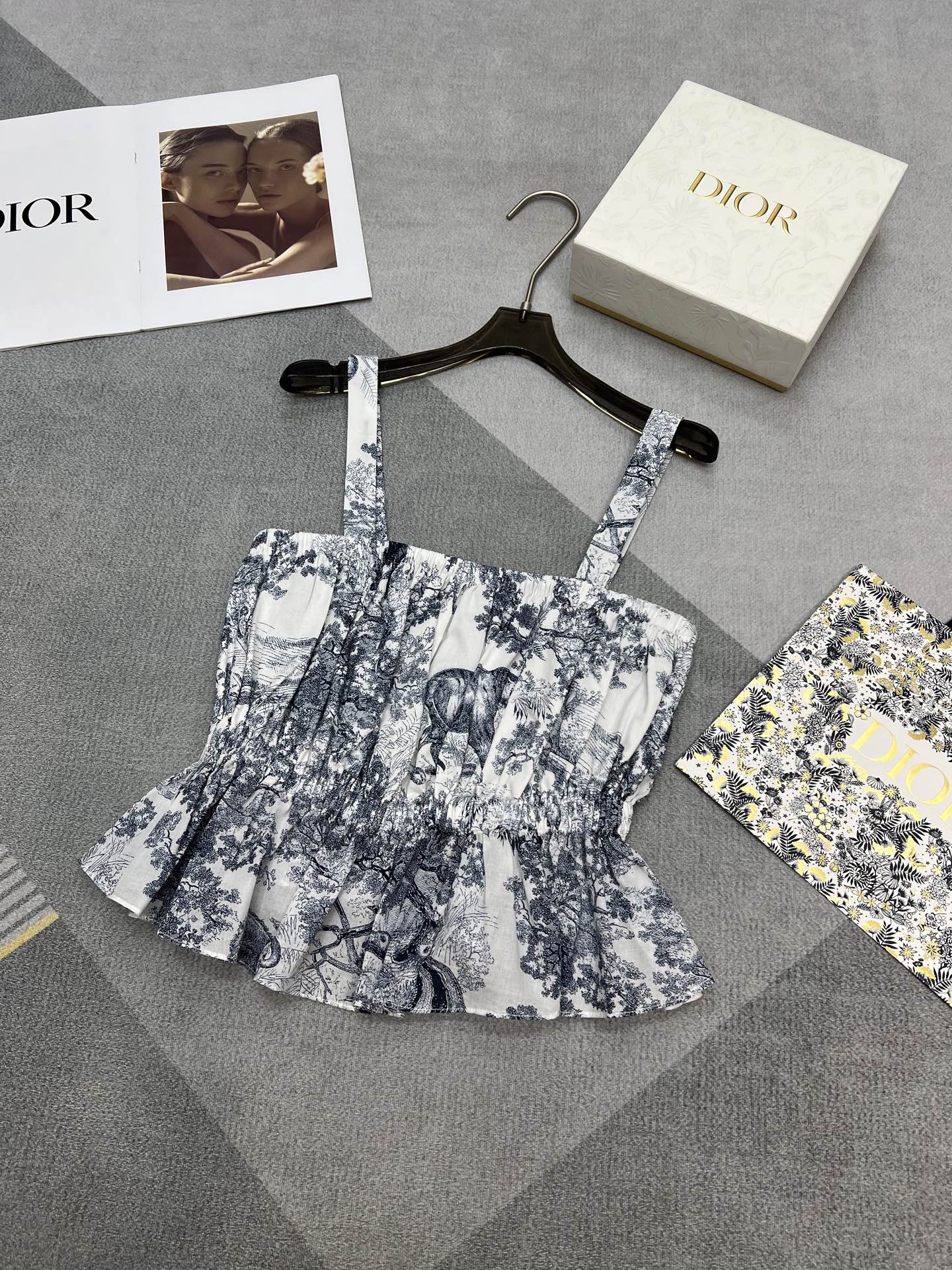 NO:332470,High-quality di*r 2025 vacation series Super beautiful jungle animal series Positioned pure cotton print is simple and beautiful. It’s right to look good with solid color pants SML, alexander wang19860909高品质di*r 2025度假系列 超美的丛林动物系列 定位纯棉印花 就是简简单单的好看 搭配纯色裤子好看就对了 SML,,alexander wang,Women's clothing