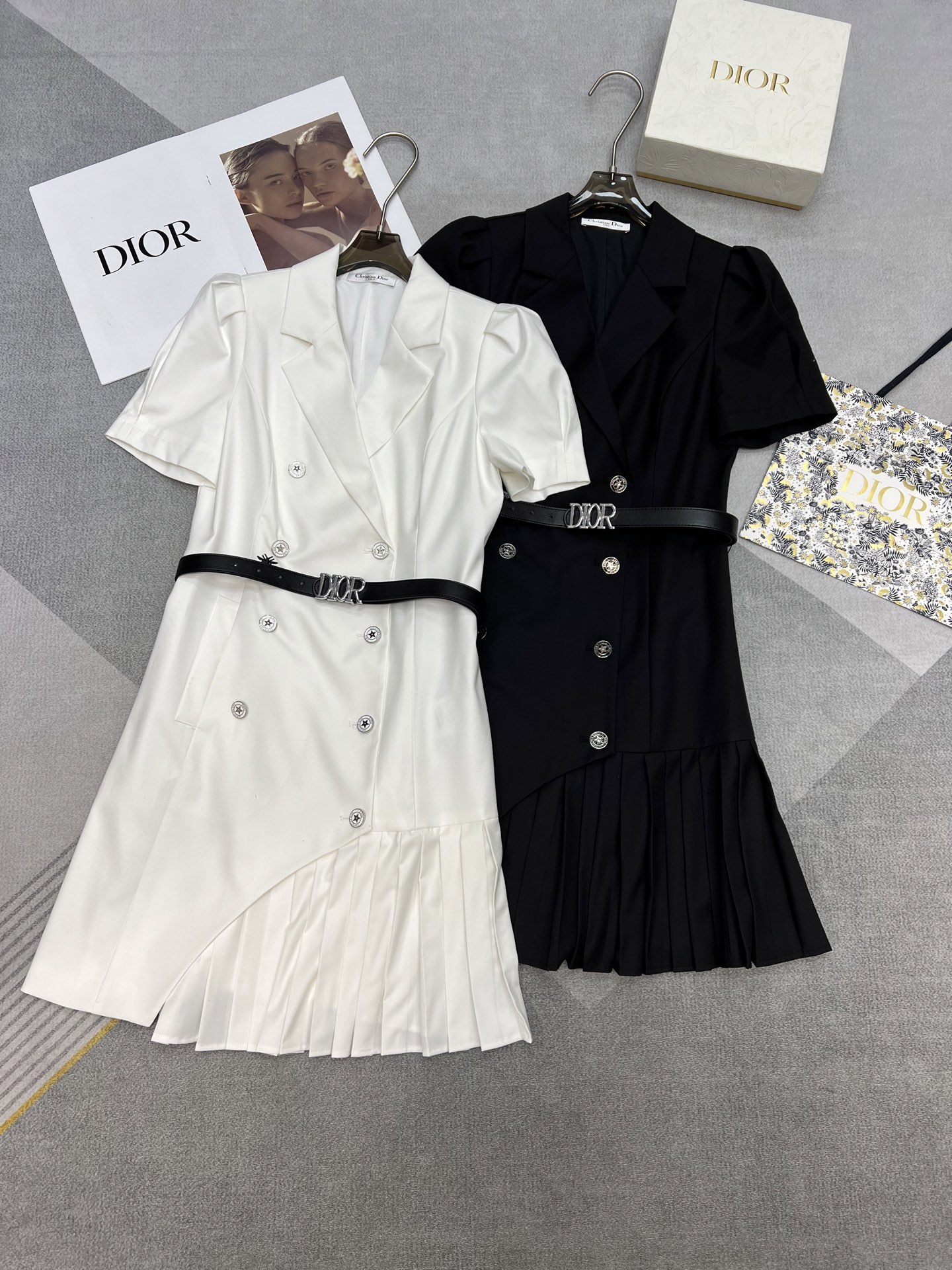 NO:332474,High-quality Dio*/2025 new suit pleated dress with high-end fabric/button style/matched with classic letter belt/elegant temperament/two-color three-code SML,,dior,skirts,business suit,alexander wang19860909高品质Dio*/2025新款西装压褶连衣裙高级面料/纽扣式版型/搭配经典字母腰带/气质优雅/两色三码SML,,dior,skirts,business suit,alexander wang,Women's clothing