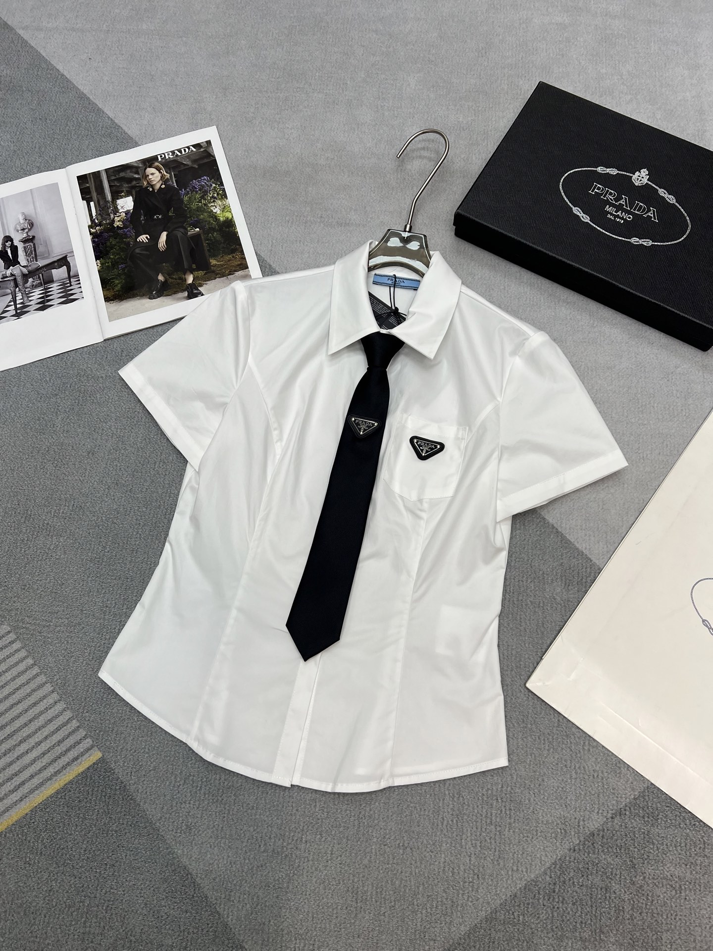 NO:334693,High-quality PRADA2025 summer new style waist-hugging and slimming short-sleeved shirt pocket triangle brand decoration paired with tie pure cotton fabric high-quality white SML, prada,shirts,T-shirt,ties,alexander wang19860909高品质PRADA2025夏季新款收腰显瘦短袖衬衫口袋三角牌装饰搭配领带纯棉面料高品质白色SML,,prada,shirts,T-shirt,ties,alexander wang,Women's clothing