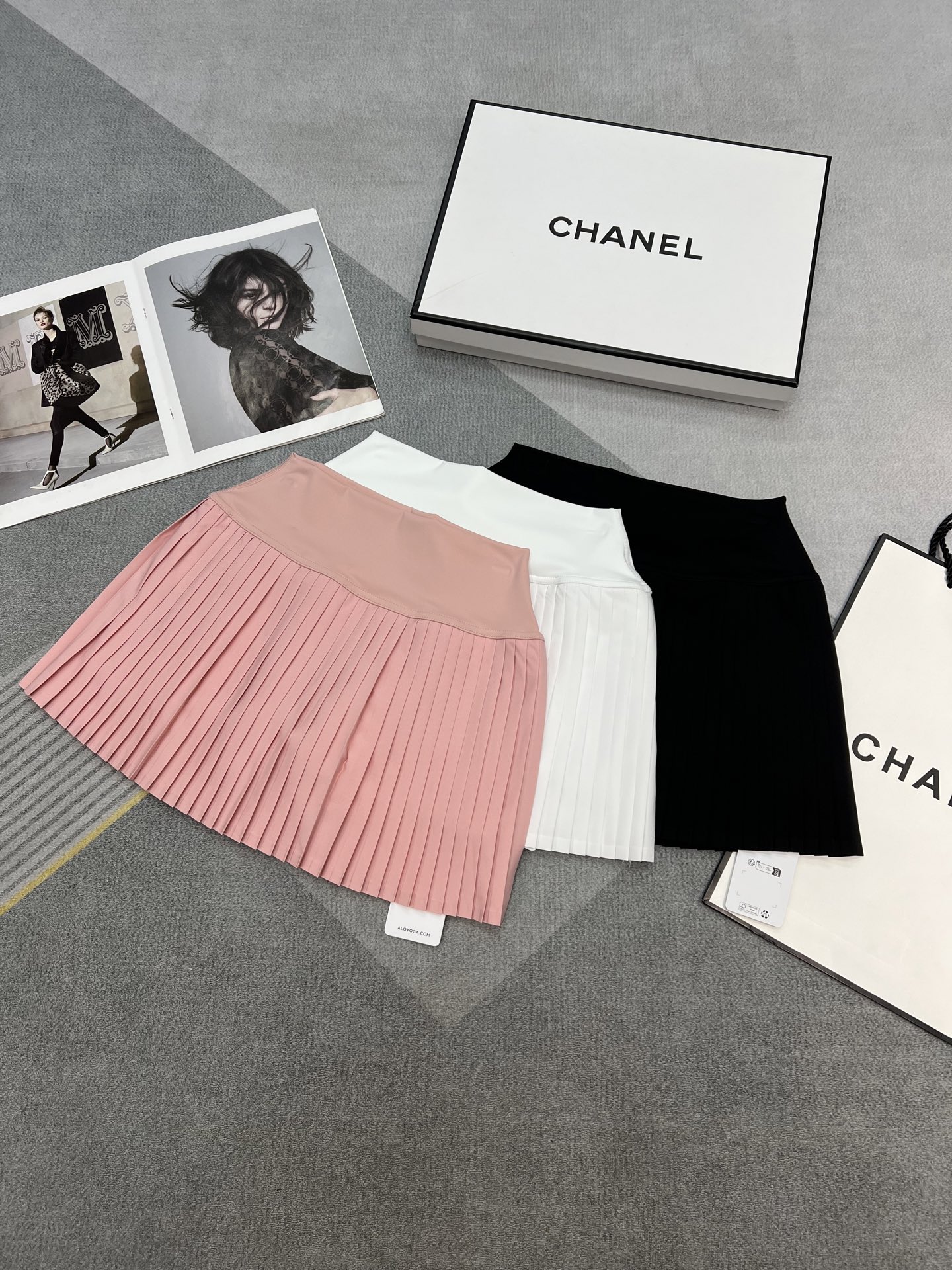 NO:335164,High-quality alo popular tennis skirt, customized for purchase of Yuan version, not market currency, it is really a big hit, whoever wears it looks good. Wimbledon is very popular this year, this item is very versatile and beautiful whether it is on the street or sports tennis. The inner lining, the splicing fabric color is really difficult to match. Classic black and white. In addition, the same peach pink of Jisoo SML, skirts, alexander wang19860909高品质alo 爆款网球裙 元版购入定制 不是市场通货 真是大爆款谁穿谁好看 今年温网风风很大 这款单品不论是平时出街 或者运动网球都很百搭好看 内里衬裤 拼接面料颜色真的很难对 经典黑白 另外jisoo同款蜜桃粉 SML,,skirts,alexander wang,Women's clothing