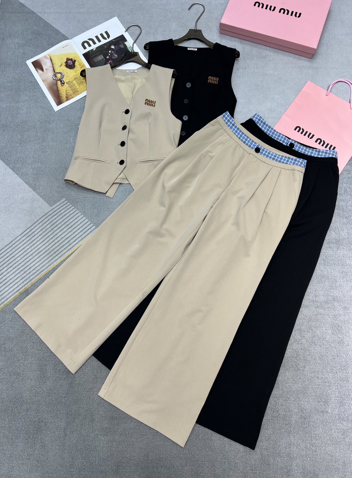 NO:413725,High-quality MiuMi*/25SS new vest trousers set/leather letter embroidery decoration/split plaid waist/stylish and elegant/two-color three-code SML,,miumiu,alexander wang19860909高品质MiuMi*/25SS 新款马甲长裤套装/皮字母刺绣装饰/拼接格子腰头/时尚大方/两色三码SML,,miumiu,alexander wang,Women's clothing