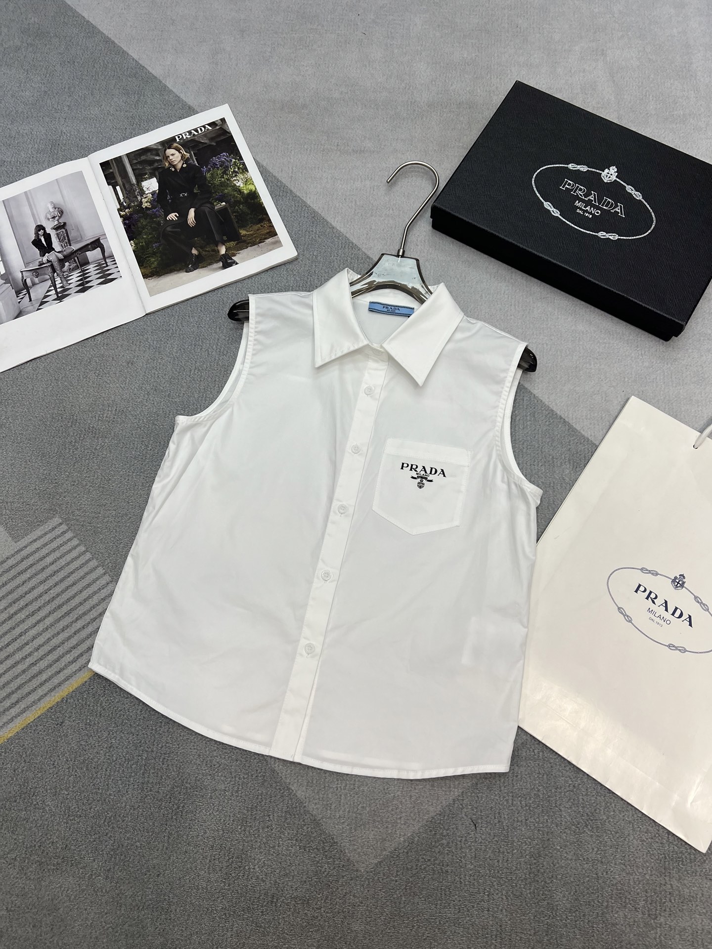 NO:415083,High-quality PRADA2025 summer new lapel sleeveless vest shirt simple pneumatic chest logo print classic versatile white SML, prada,shirts,alexander wang19860909高品质PRADA2025夏季新款翻领无袖马甲衬衫简约大气胸前logo印花经典百搭白色SML,,prada,shirts,alexander wang,Women's clothing
